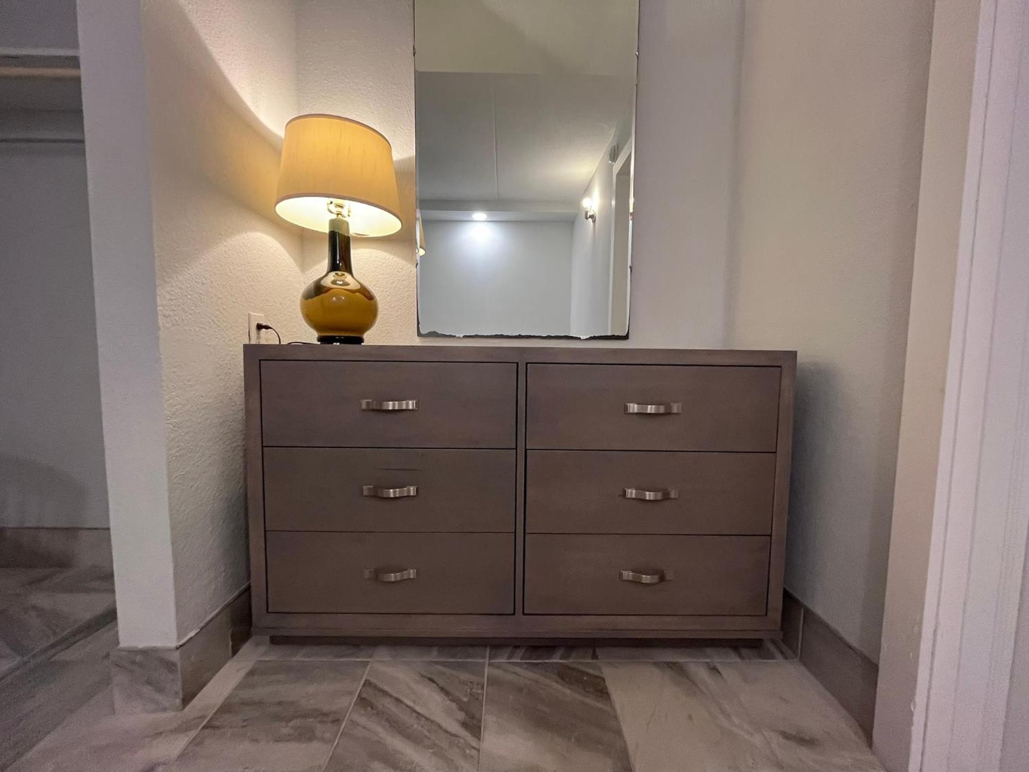 Deluxe King Efficiency Suite photo 2