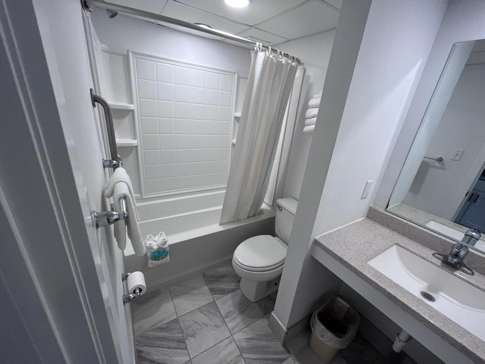 Deluxe Efficiency Suite - Pool Level photo 3