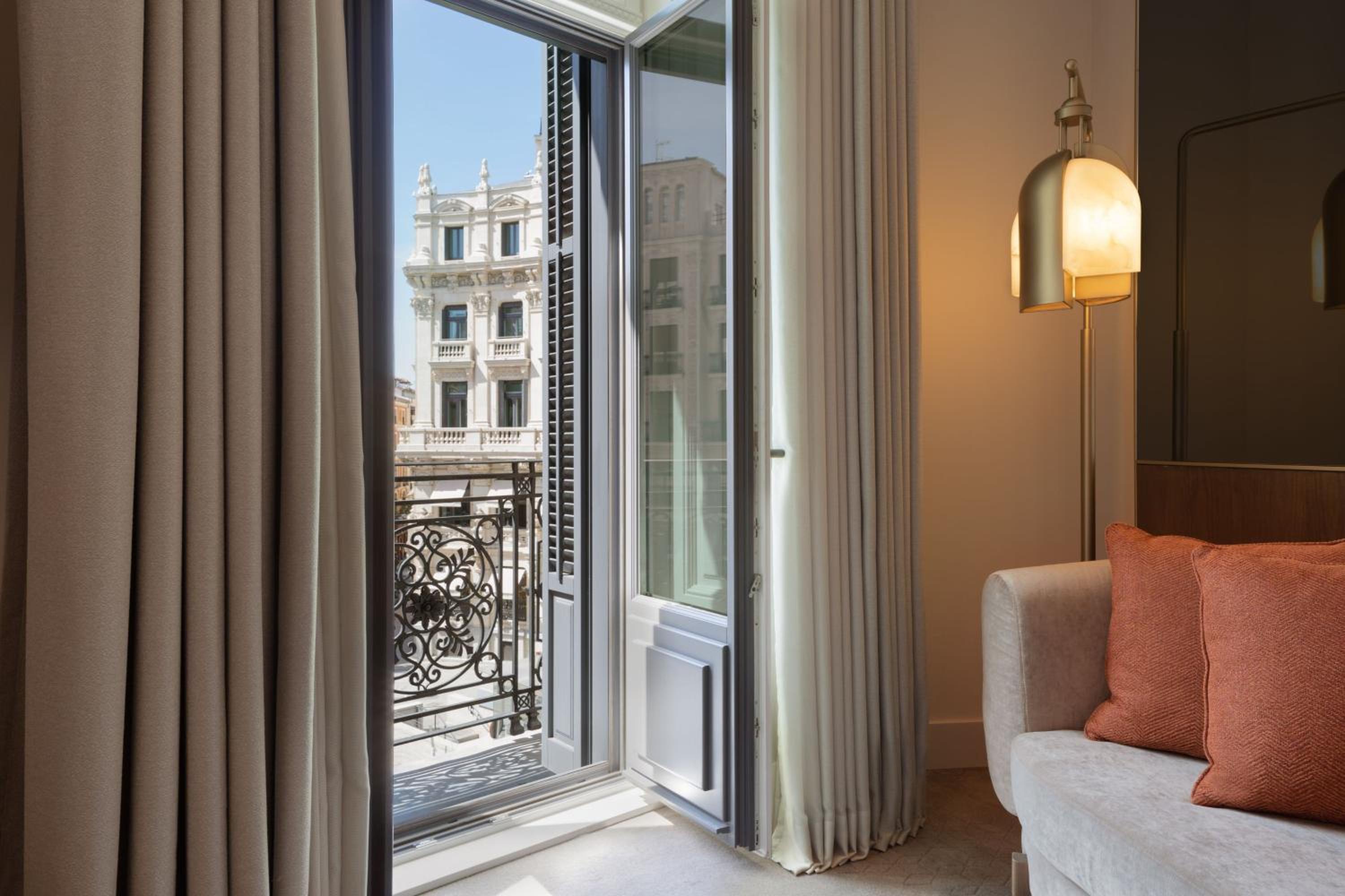 Premium Deluxe King Room with Balcony and City View - Photo 9