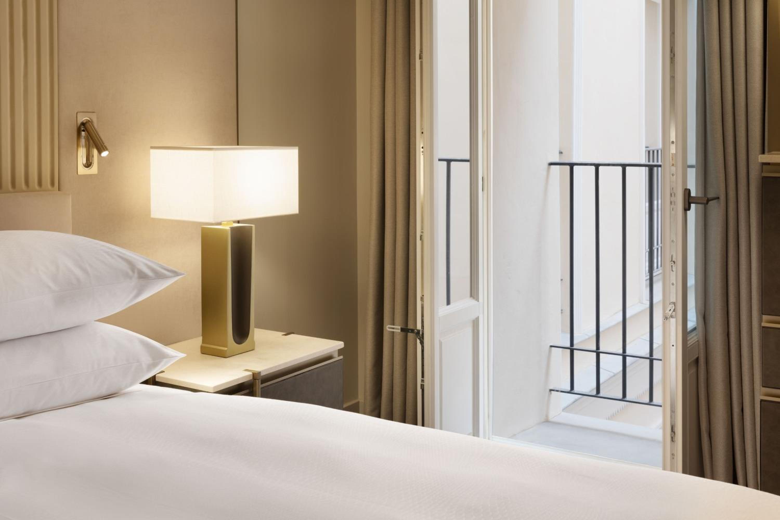 Deluxe King Room with Courtyard View