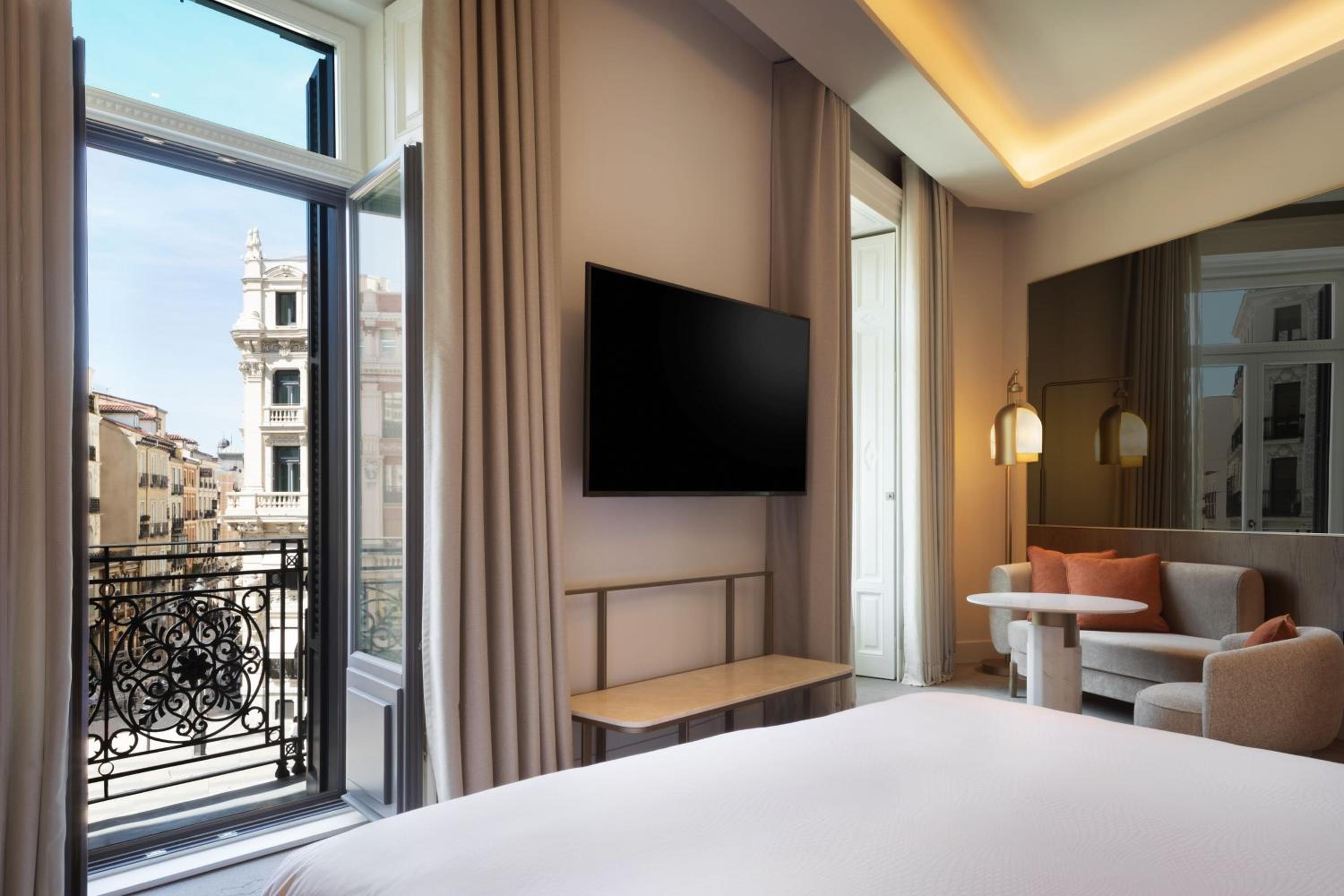 Premium Deluxe King Room with Balcony and City View thumbnail 5