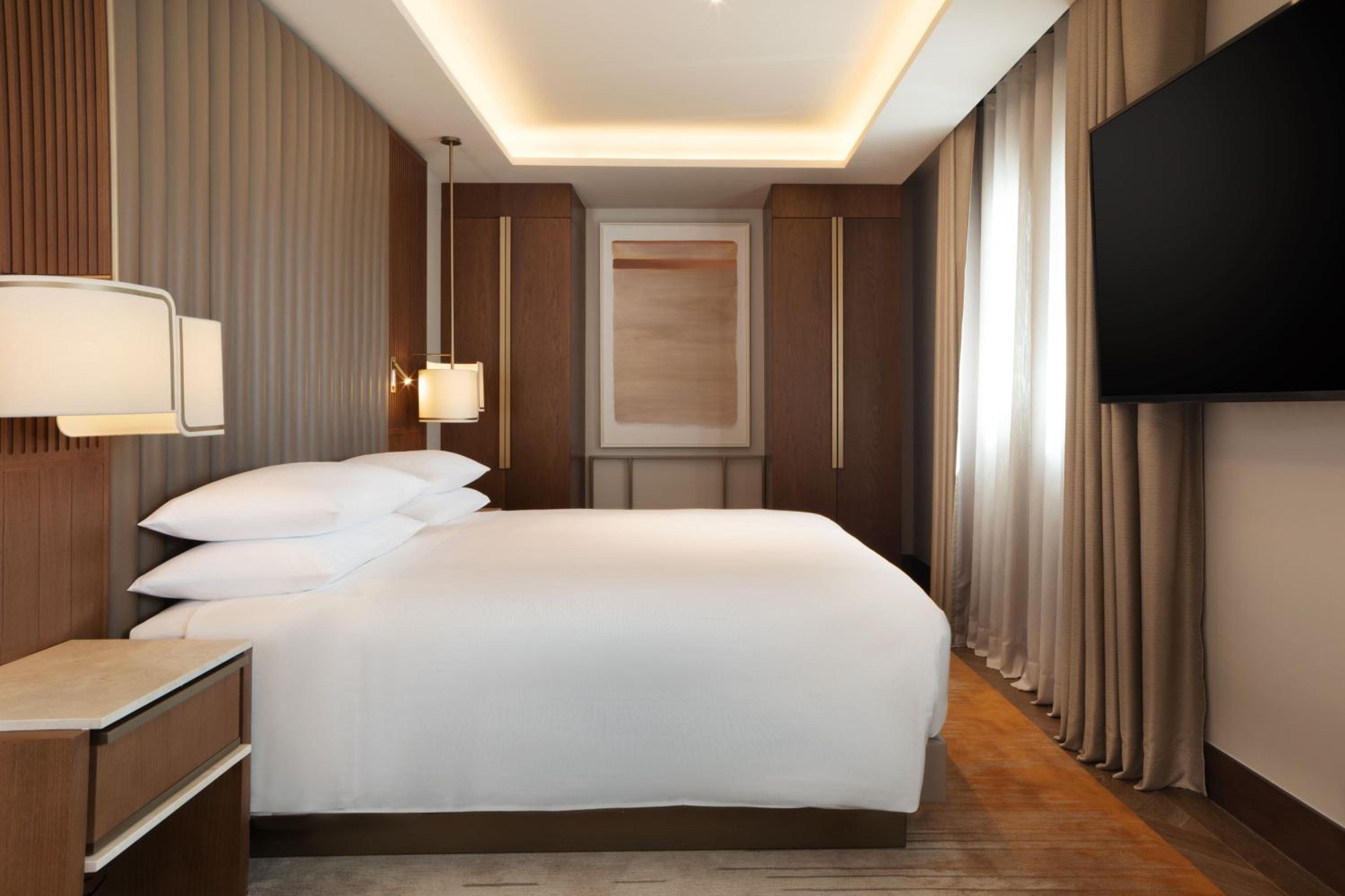 Junior King Suite with Balcony and Skyline View
