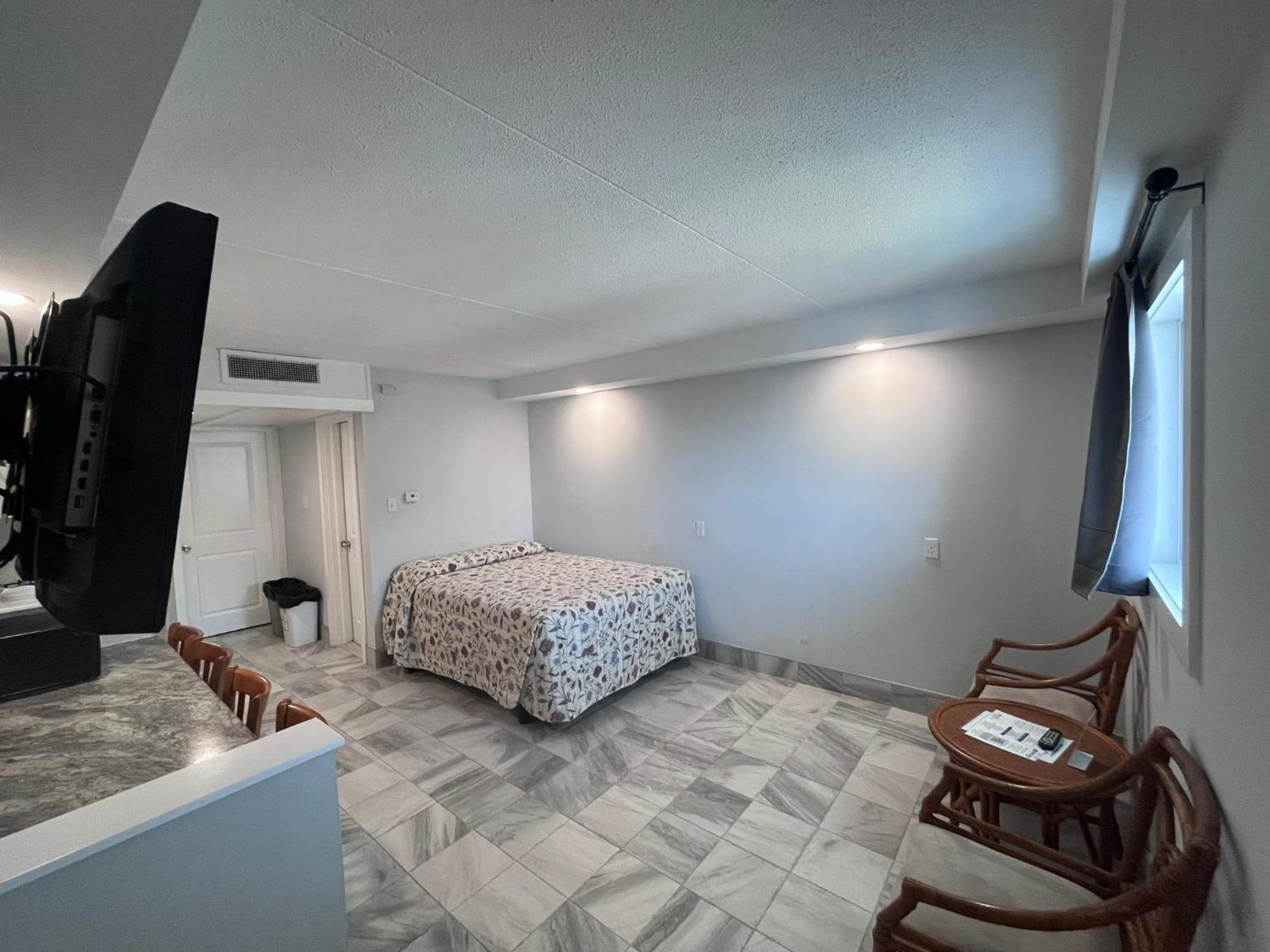Deluxe Family Suite with Kitchenette photo 1