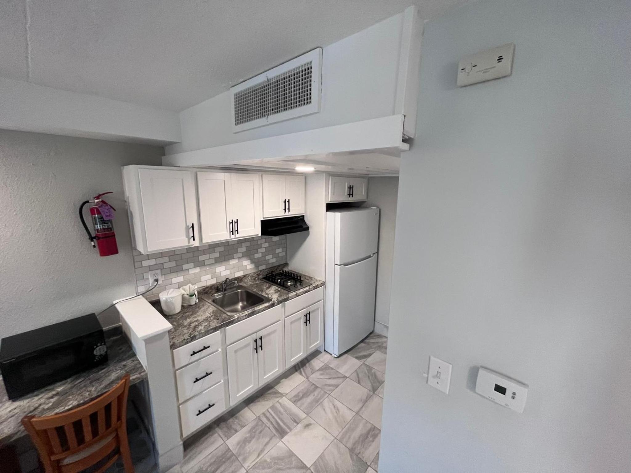 Deluxe Family Suite with Kitchenette photo 2