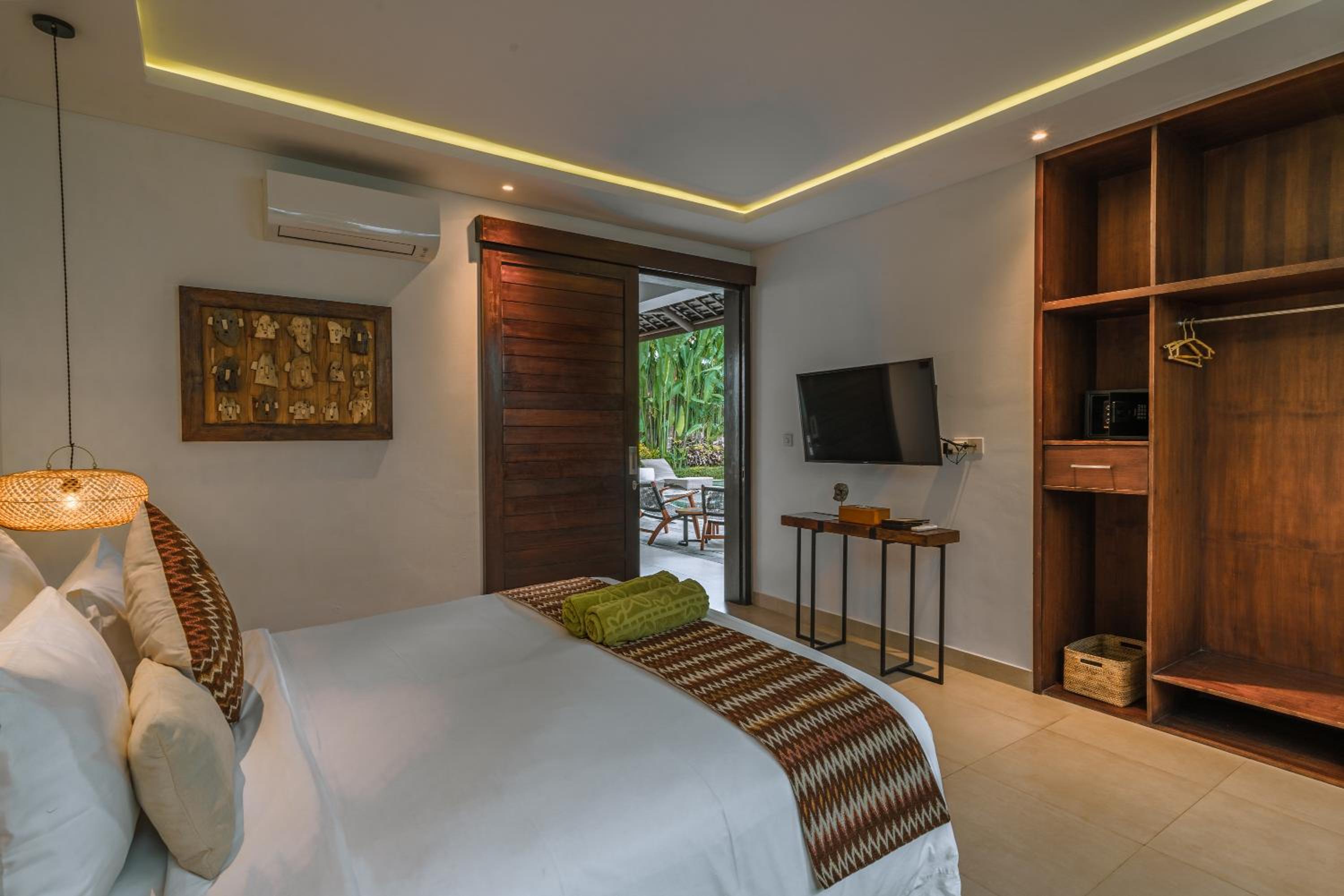 Three-Bedroom Luxury Pool Villa Garden View - Photo 7