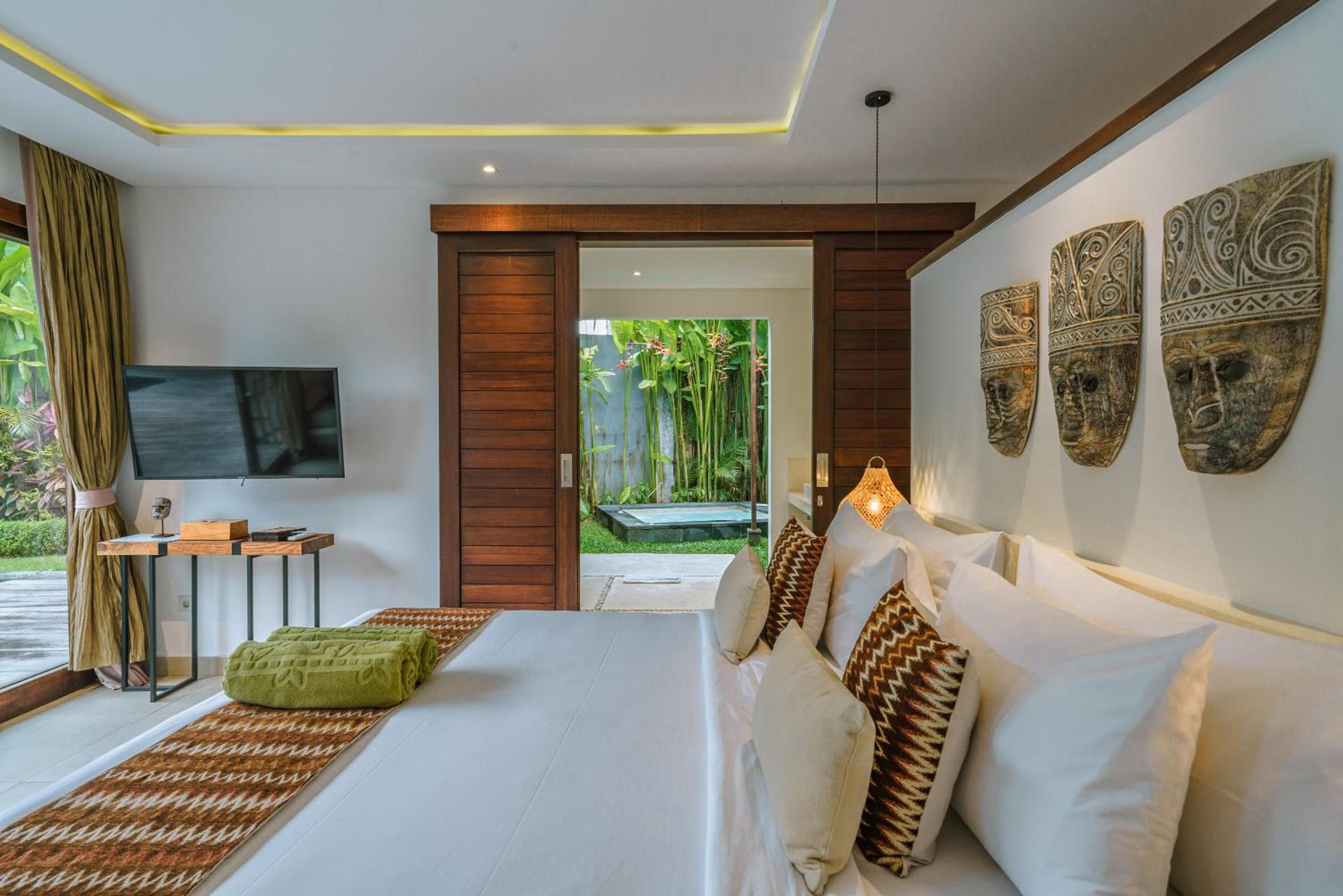 Three-Bedroom Luxury Pool Villa Garden View - Photo 9