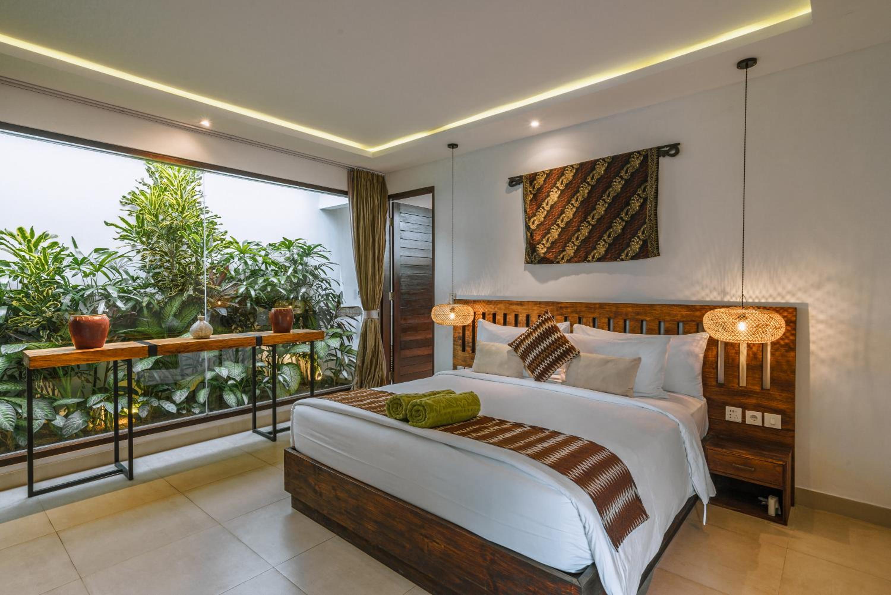 Three-Bedroom Luxury Pool Villa Garden View - Photo 2