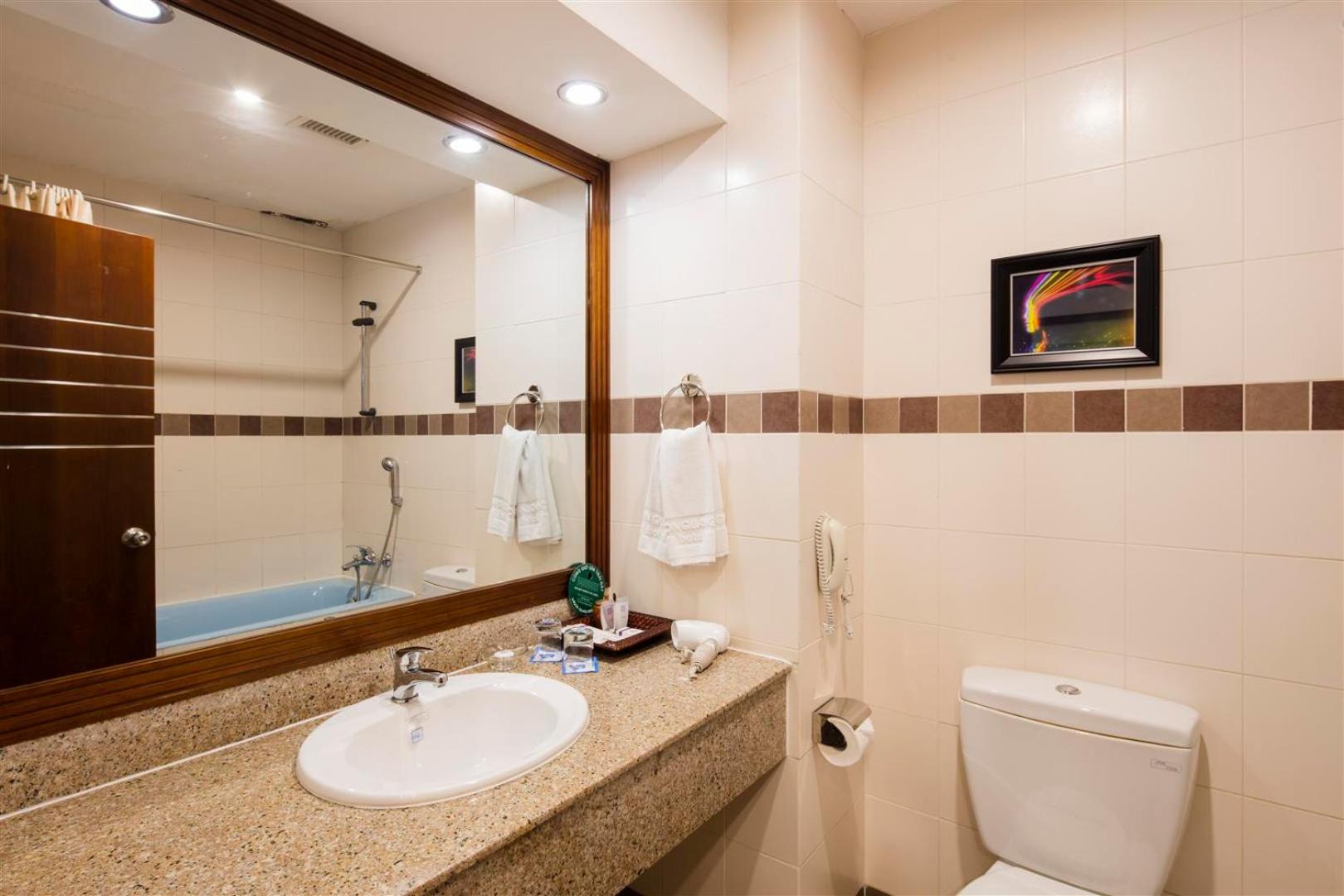 Deluxe Twin Room with City View - Photo 4