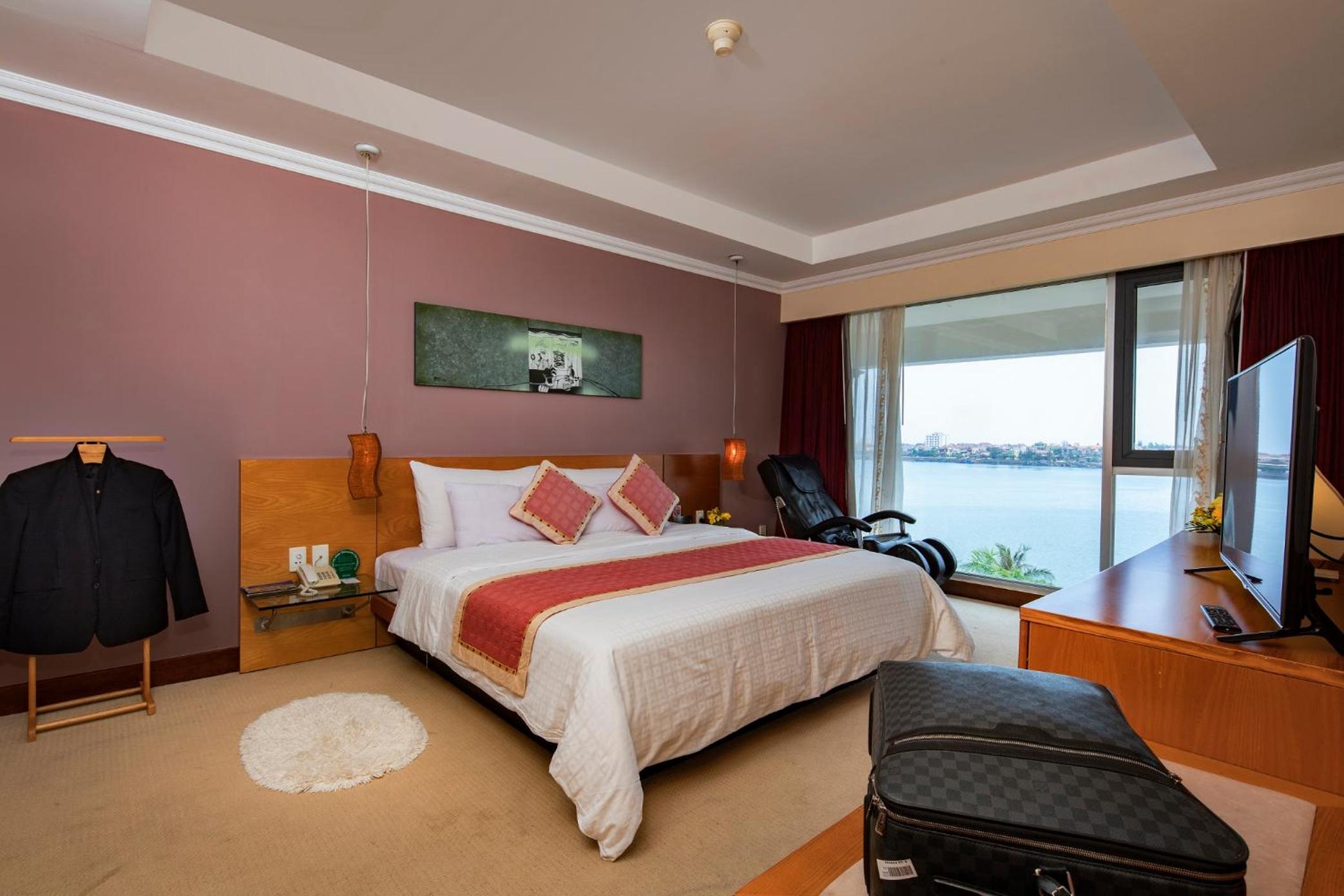 Executive Suite - Photo 2