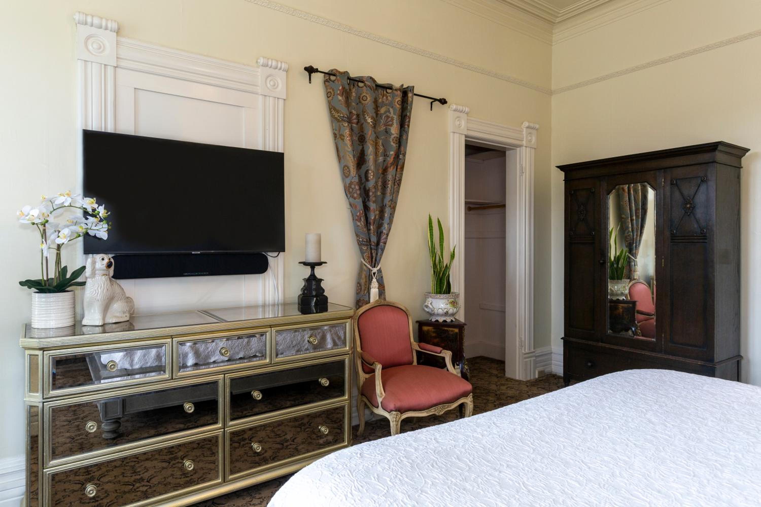 King Room with Private Bathroom - Photo 2