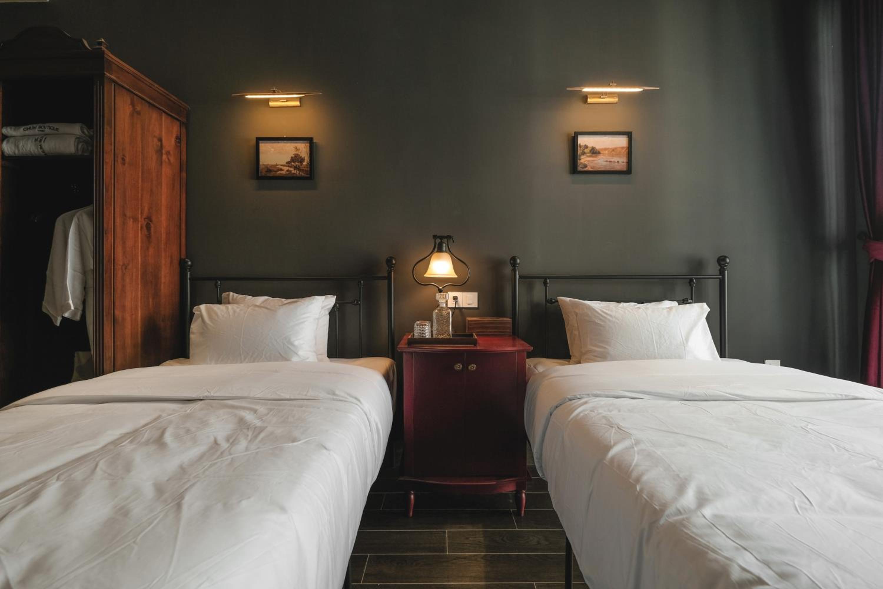 Twin Room with Balcony - Photo 4