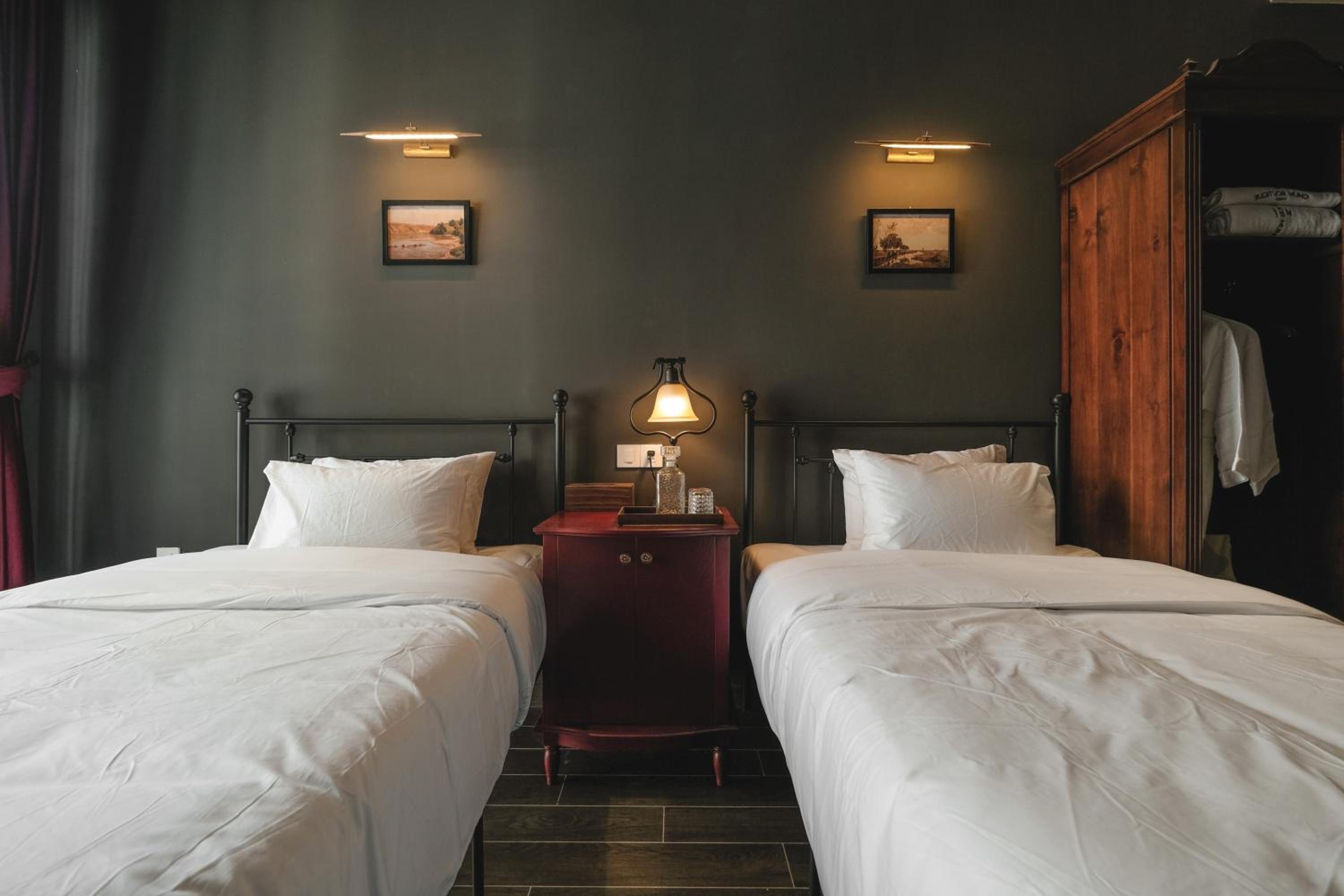 Twin Room with Balcony - Photo 3