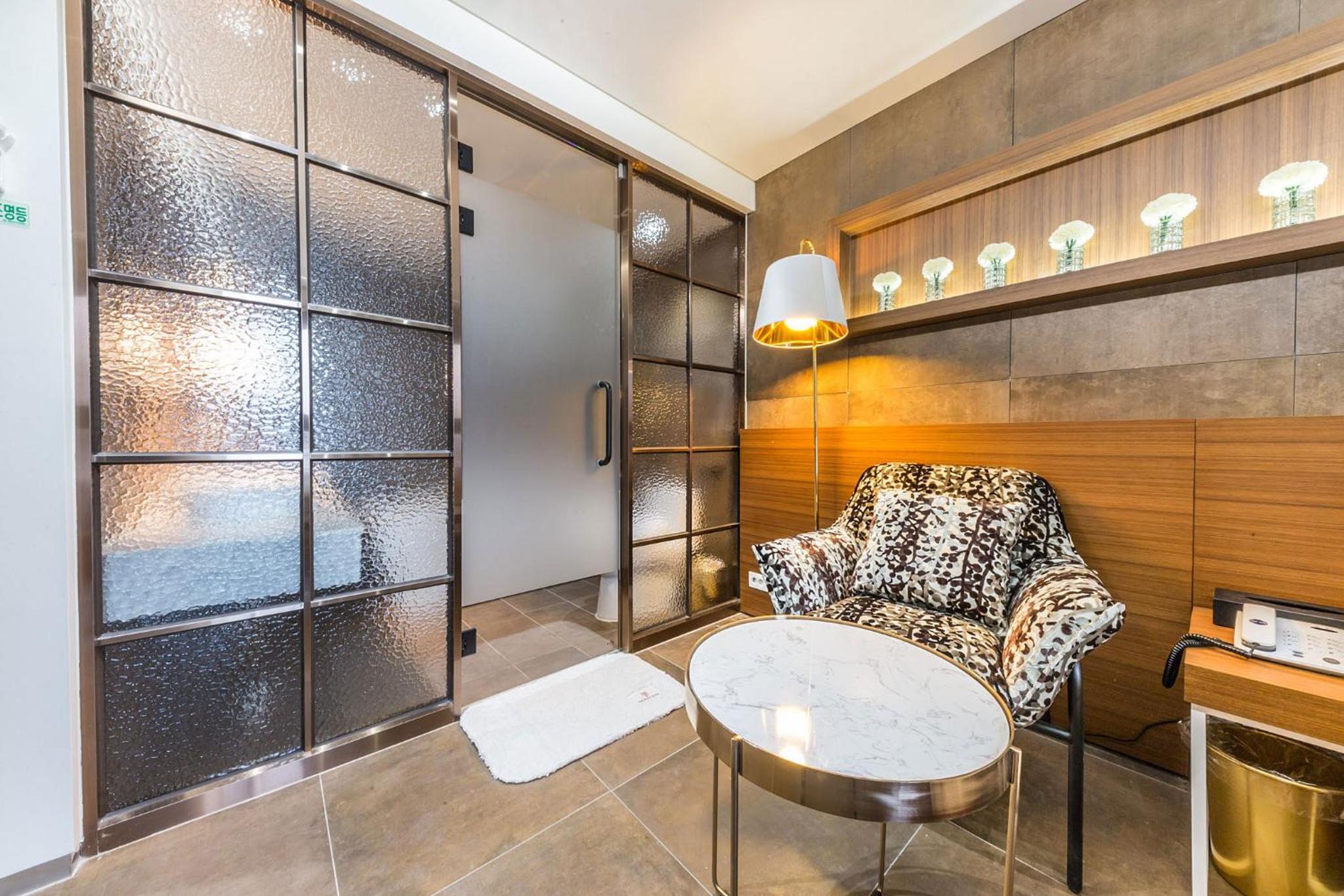 Double Room - Photo 11