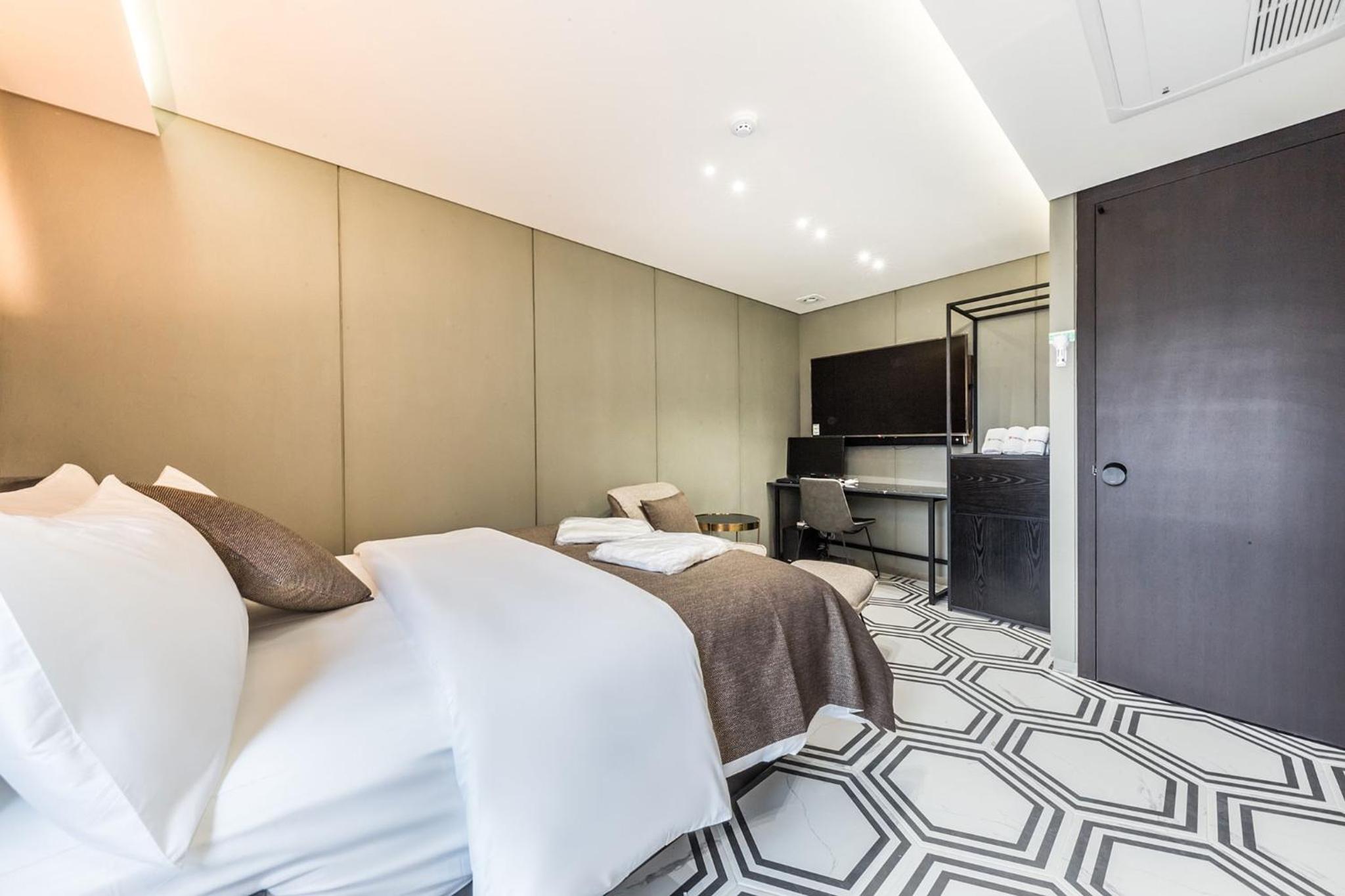 Double Room - Photo 15