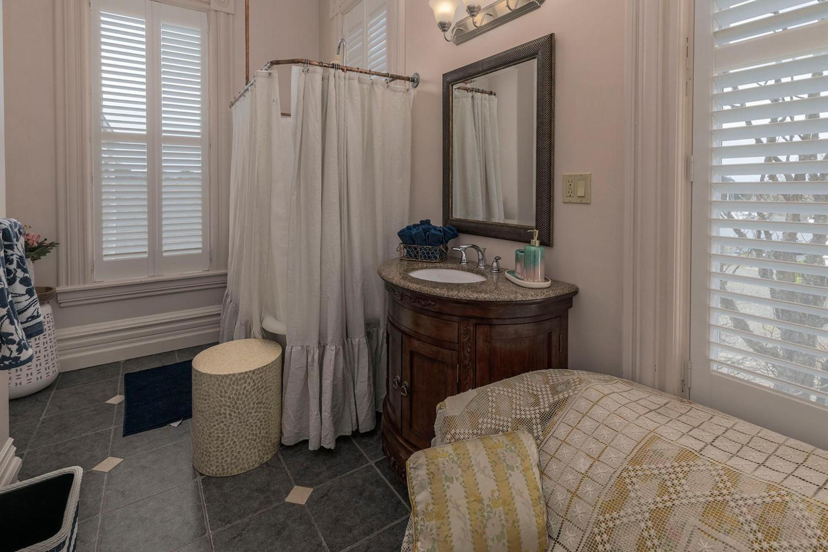 Queen Room with Private Bathroom - Photo 2
