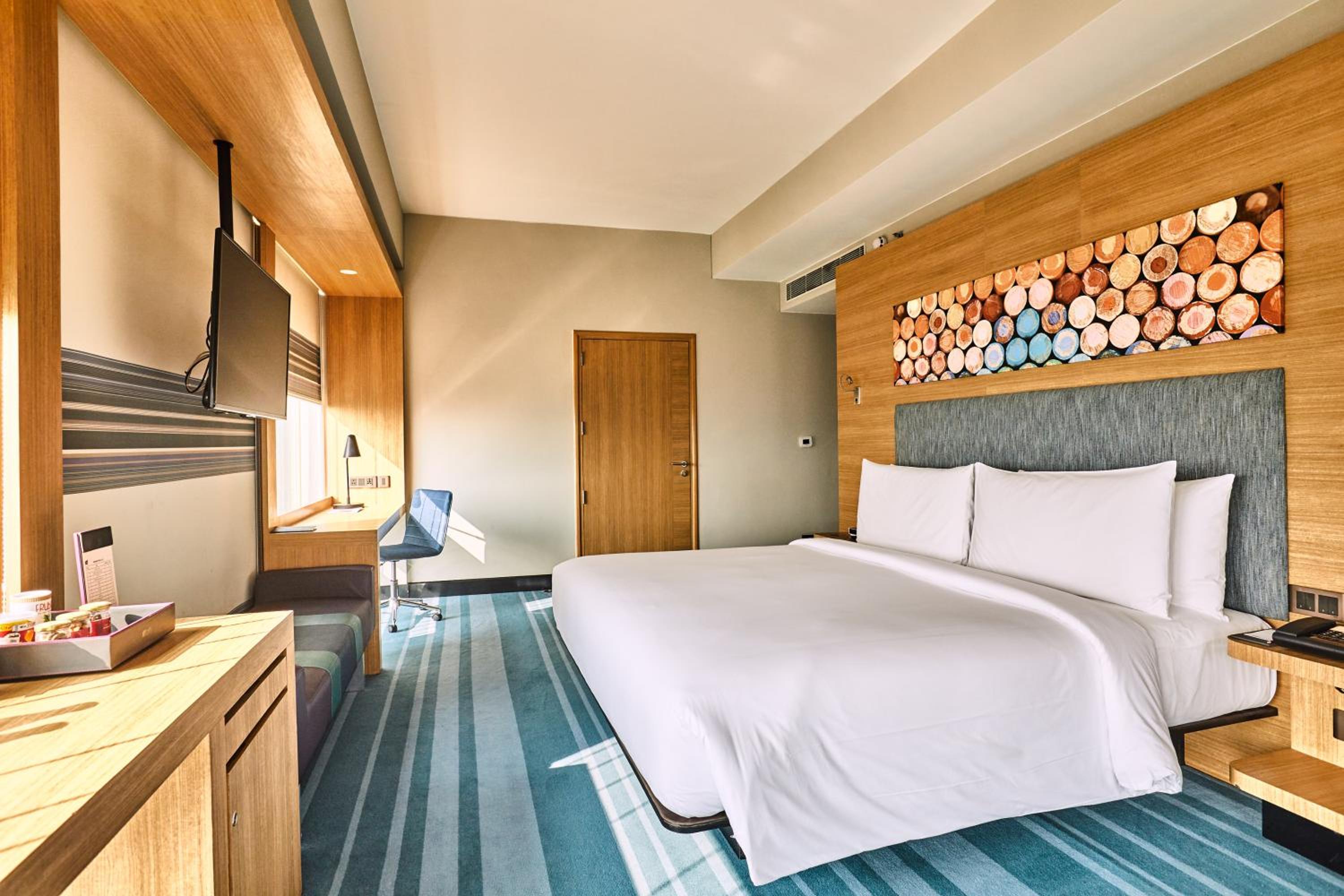 Aloft King Room, High Floor - 3rd and above:  20% discount on F&B and SPA