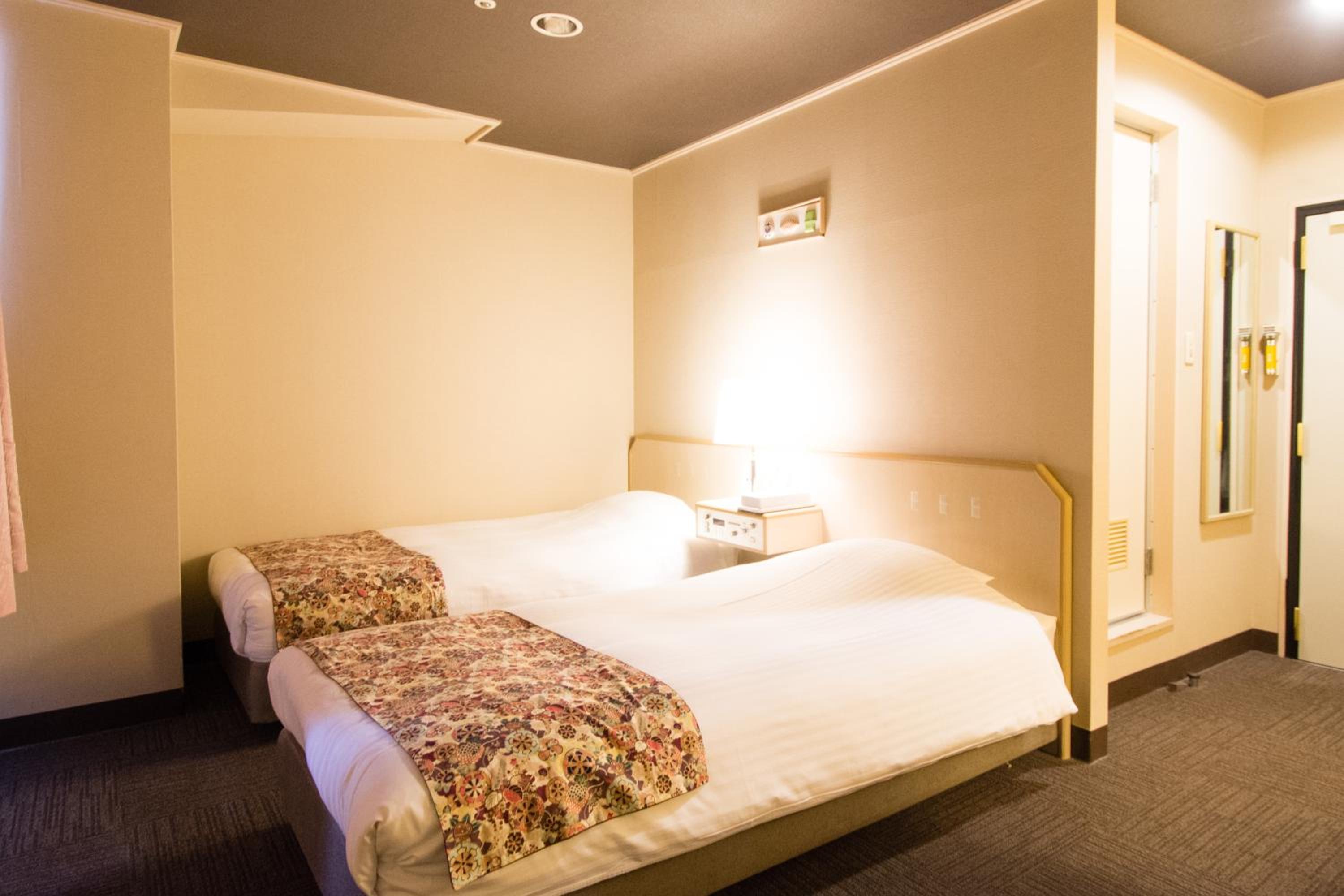 Twin Room thumbnail 6