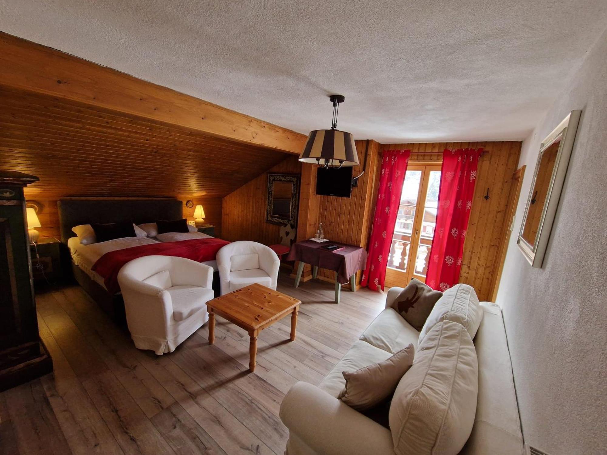 Large Double Room with Balcony - Third floor photo 1