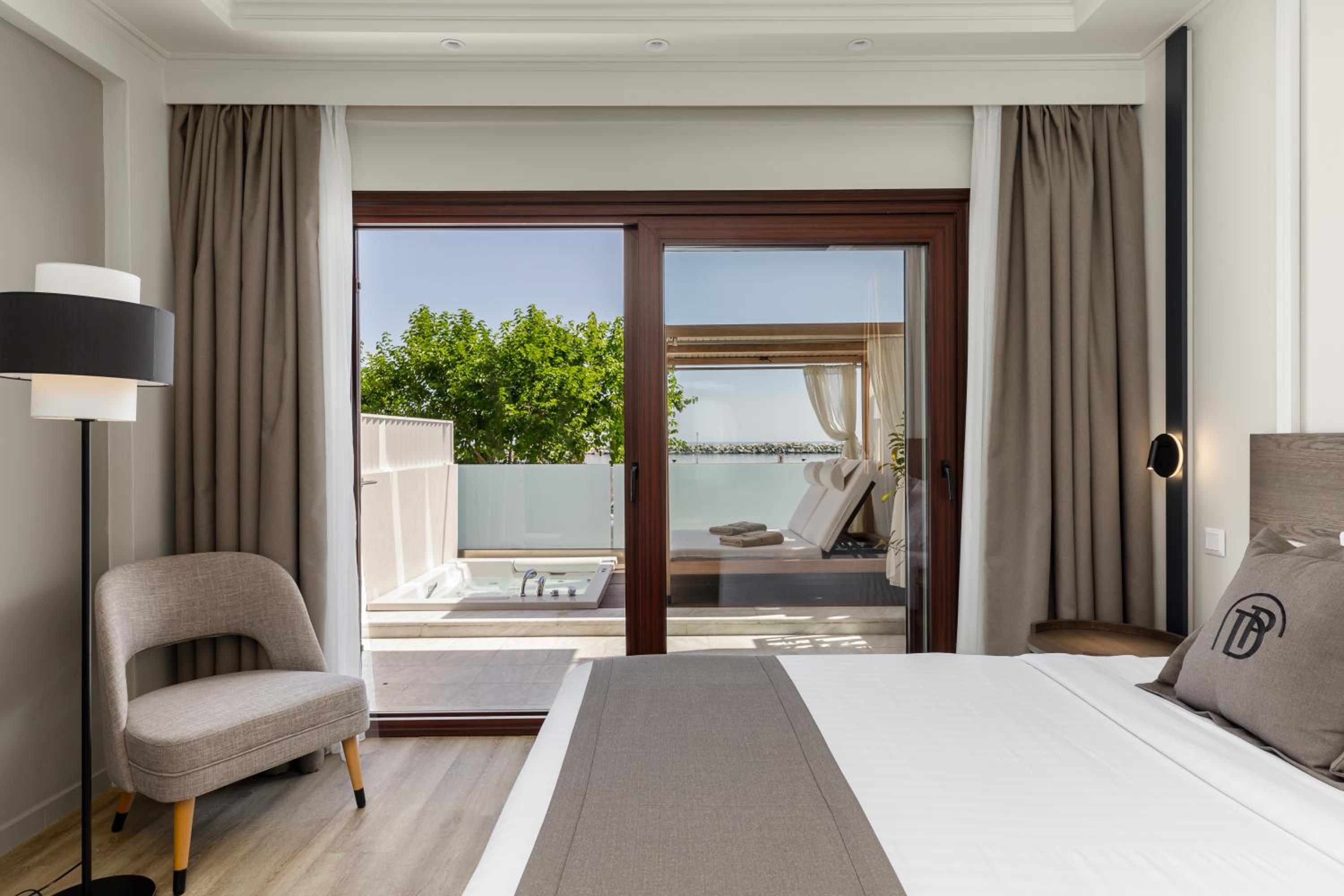 Deluxe Double Room with Sea View photo 2