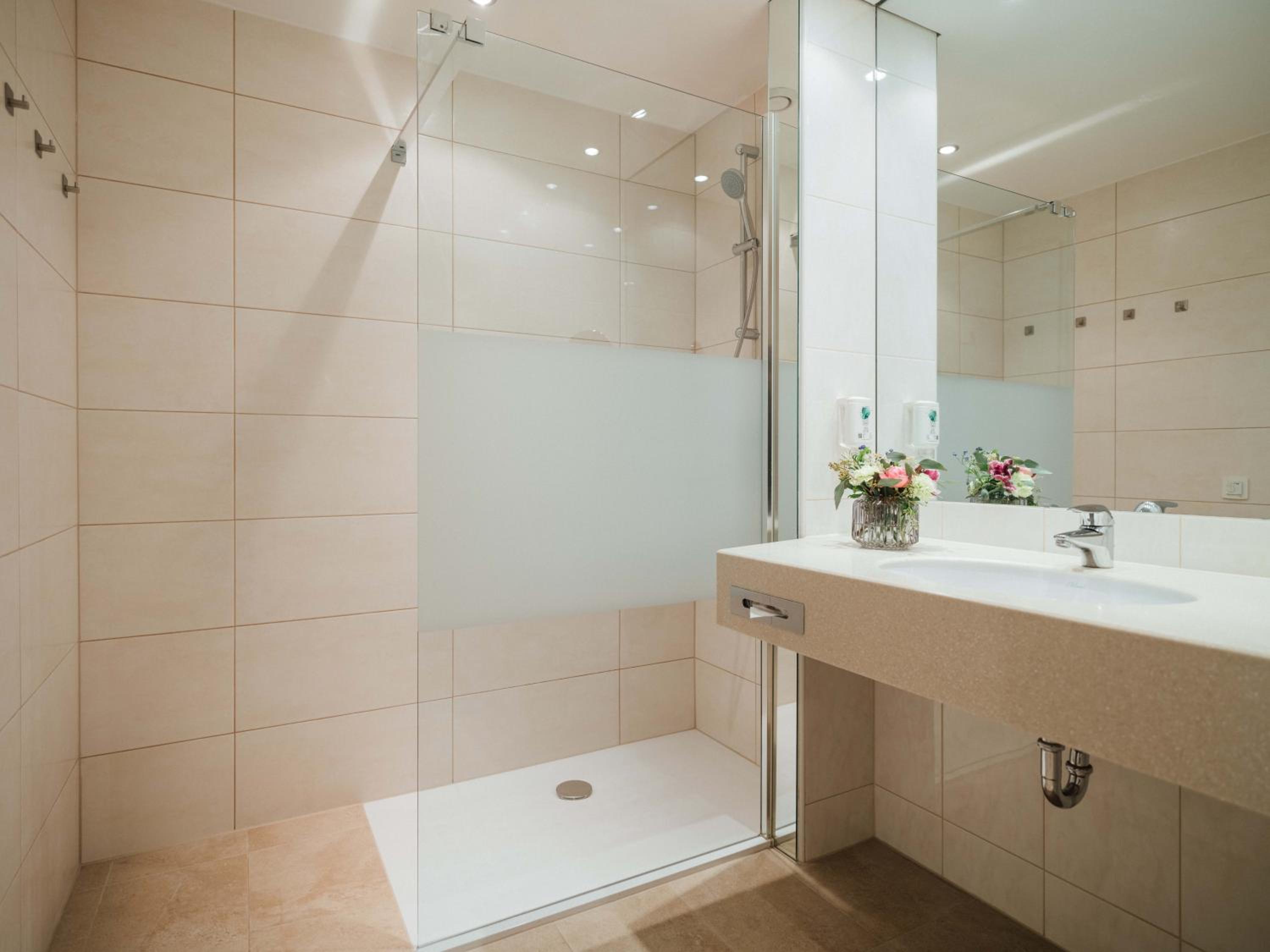 Deluxe Double Room with Balcony - Photo 4