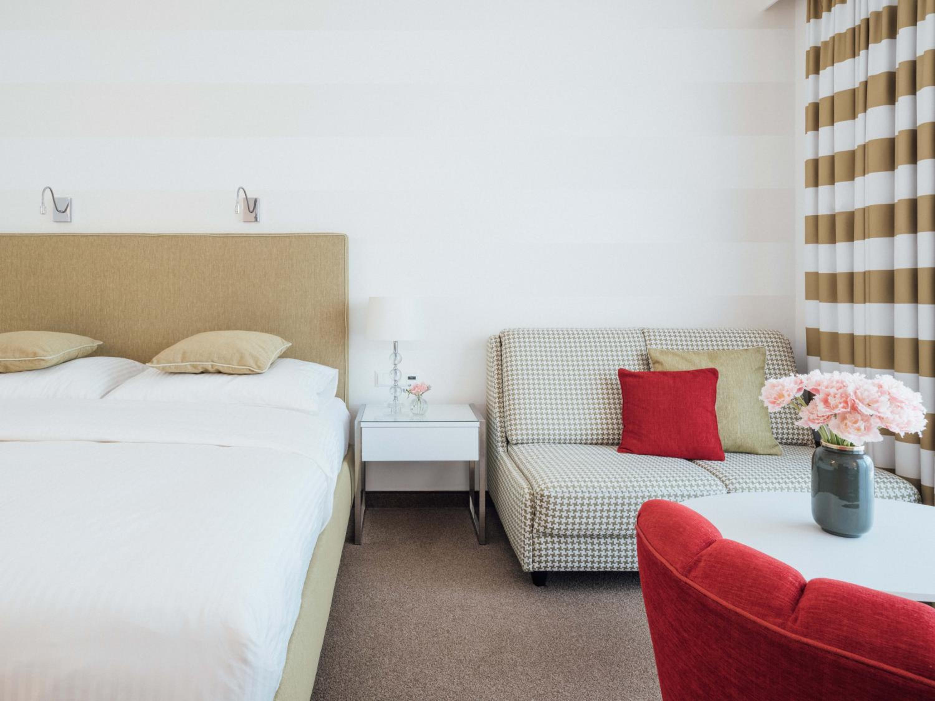 Deluxe Double Room with Balcony - Photo 7