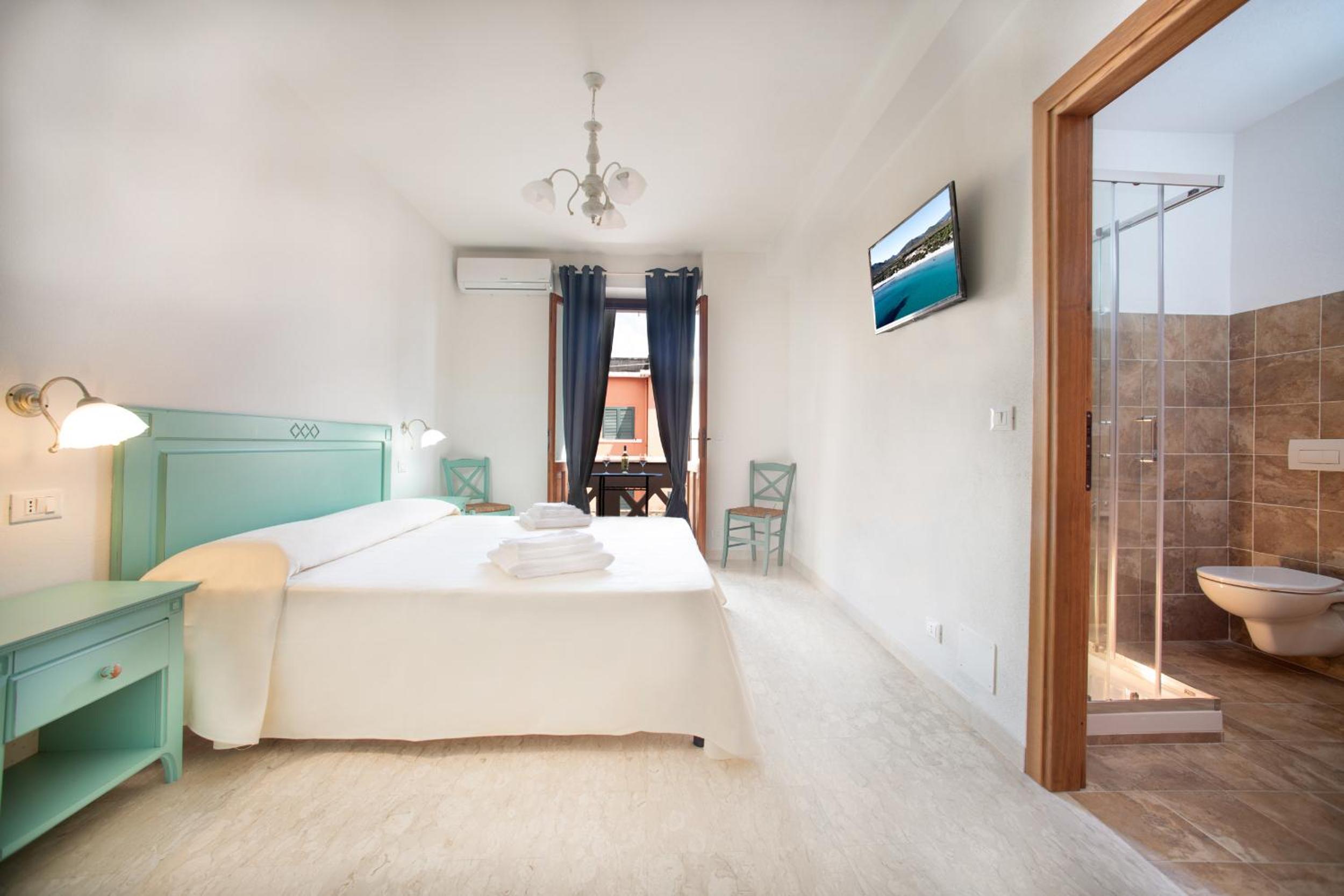 Deluxe Double Room with Balcony photo 2