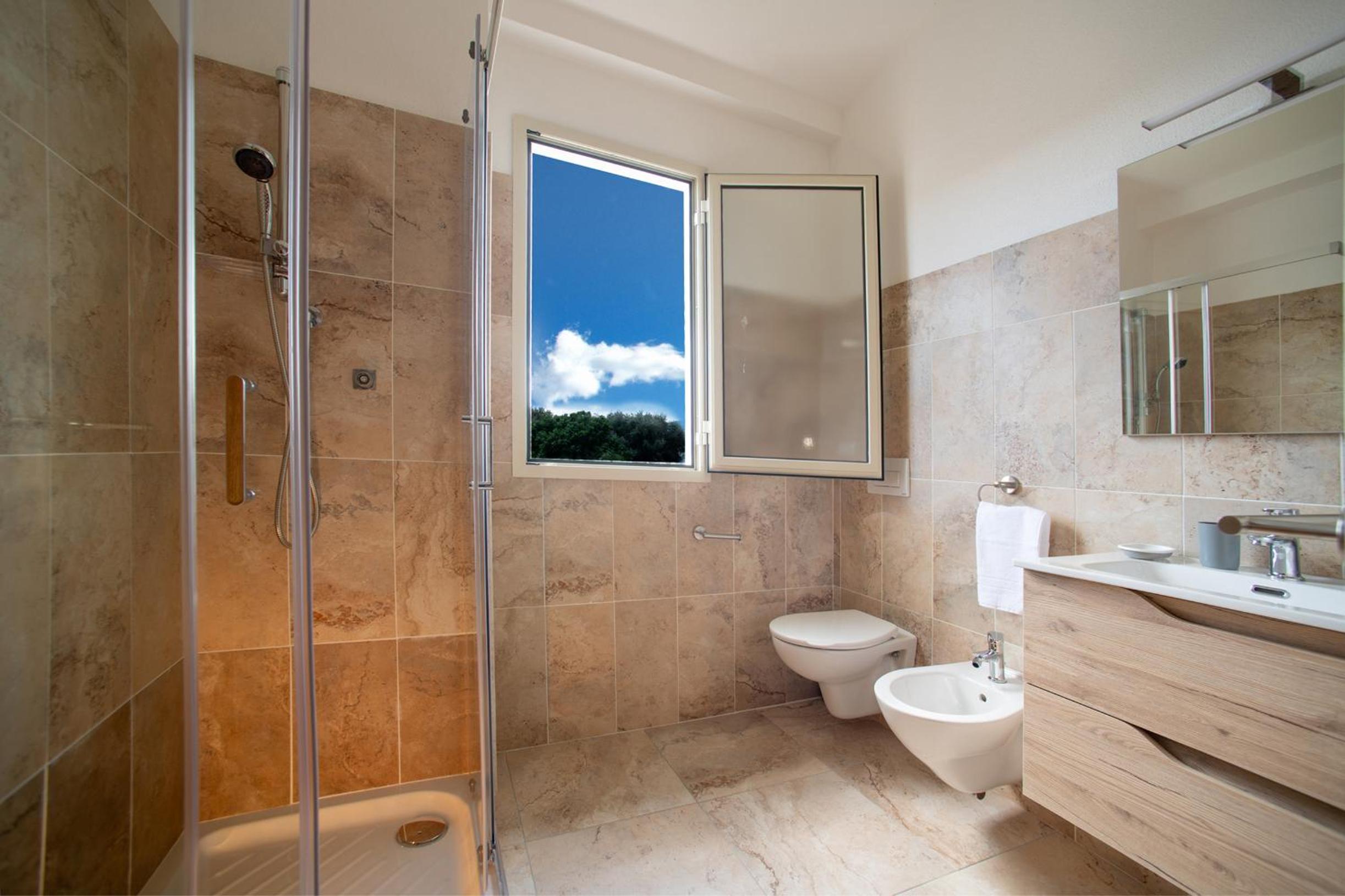 Deluxe Double Room with Balcony photo 3