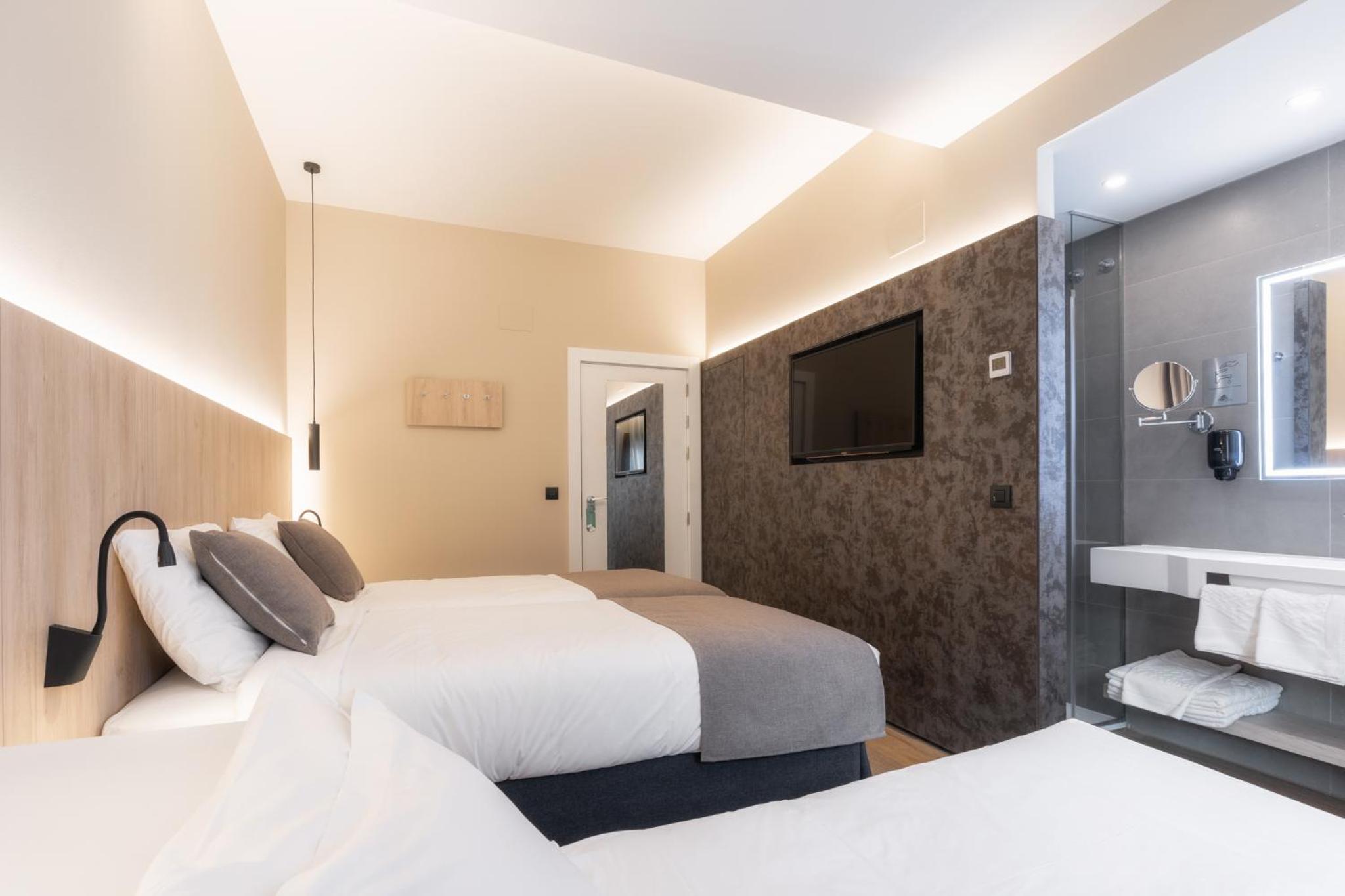 Double Room with Extra Bed photo 2