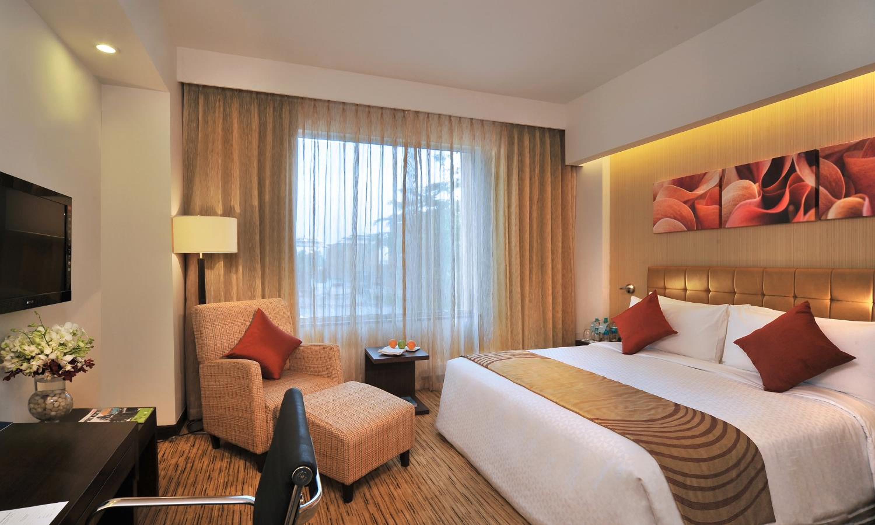 Executive King Bed Room with 30% discount on Food & Soft Beverages and Complimentary Lounge Access with 2 IMFL drinks & snack buffet during 1800 to 2000 hrs - Photo 4