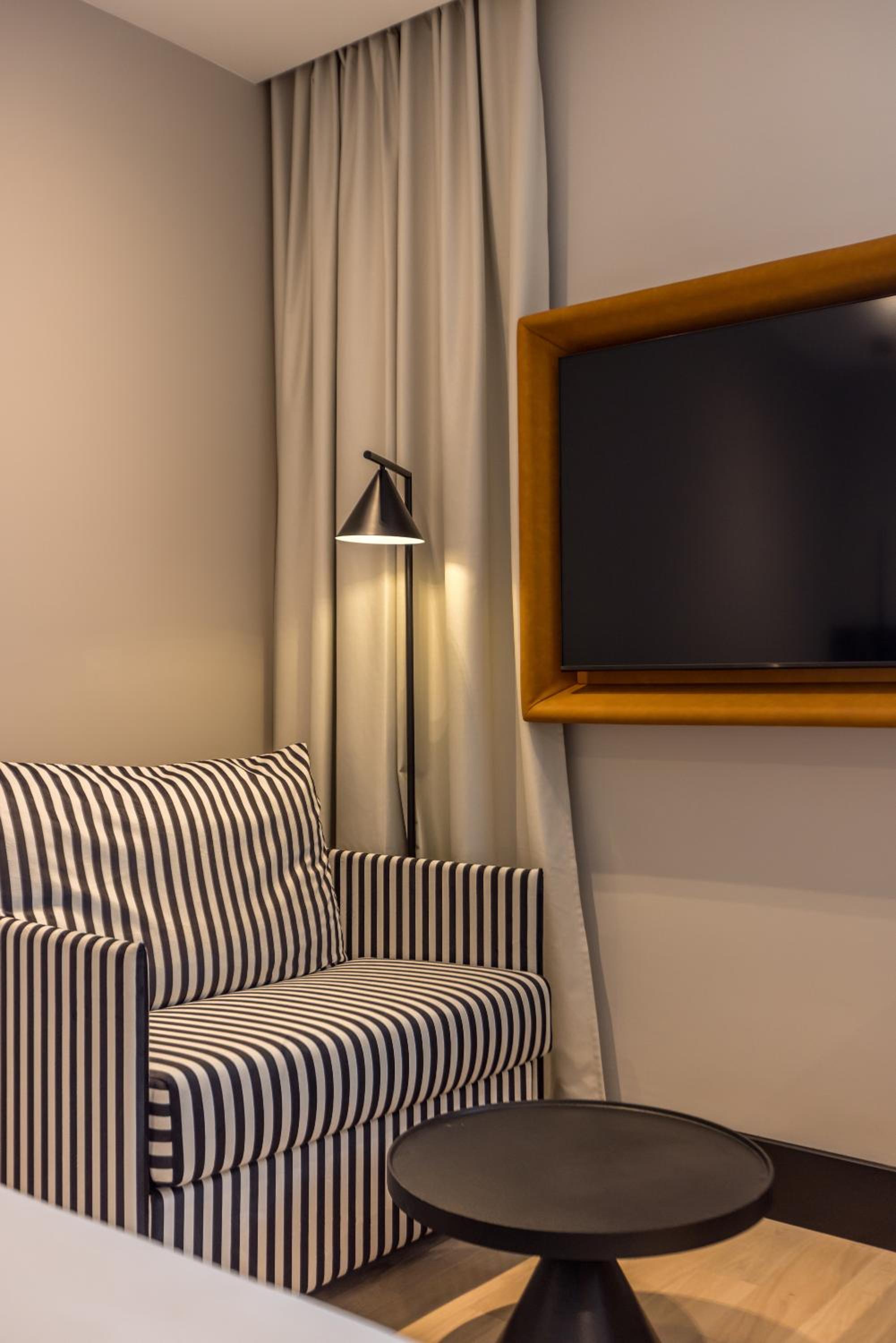 Superior King Room - Photo 4