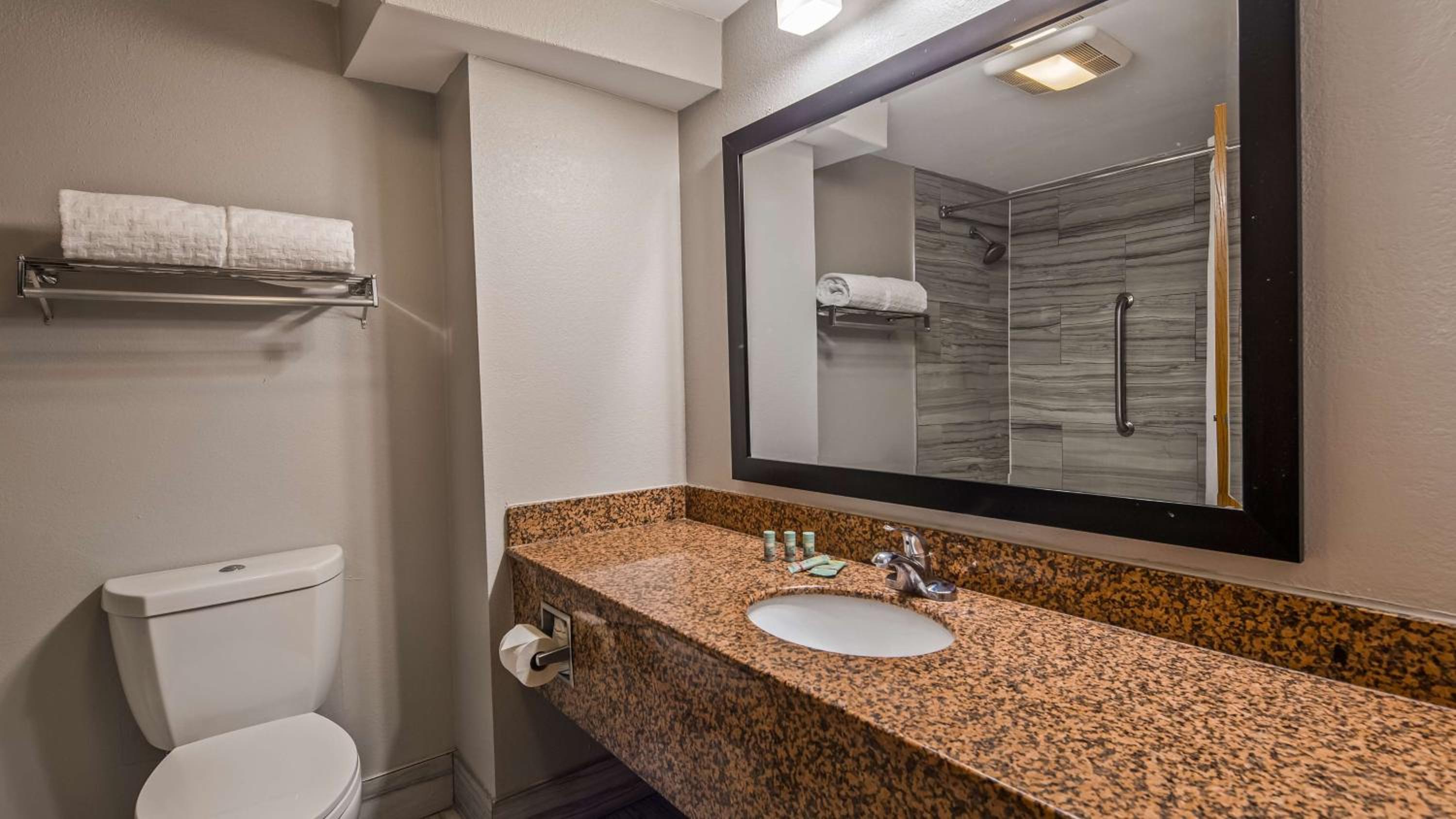 King Room - Non-Smoking - Photo 2