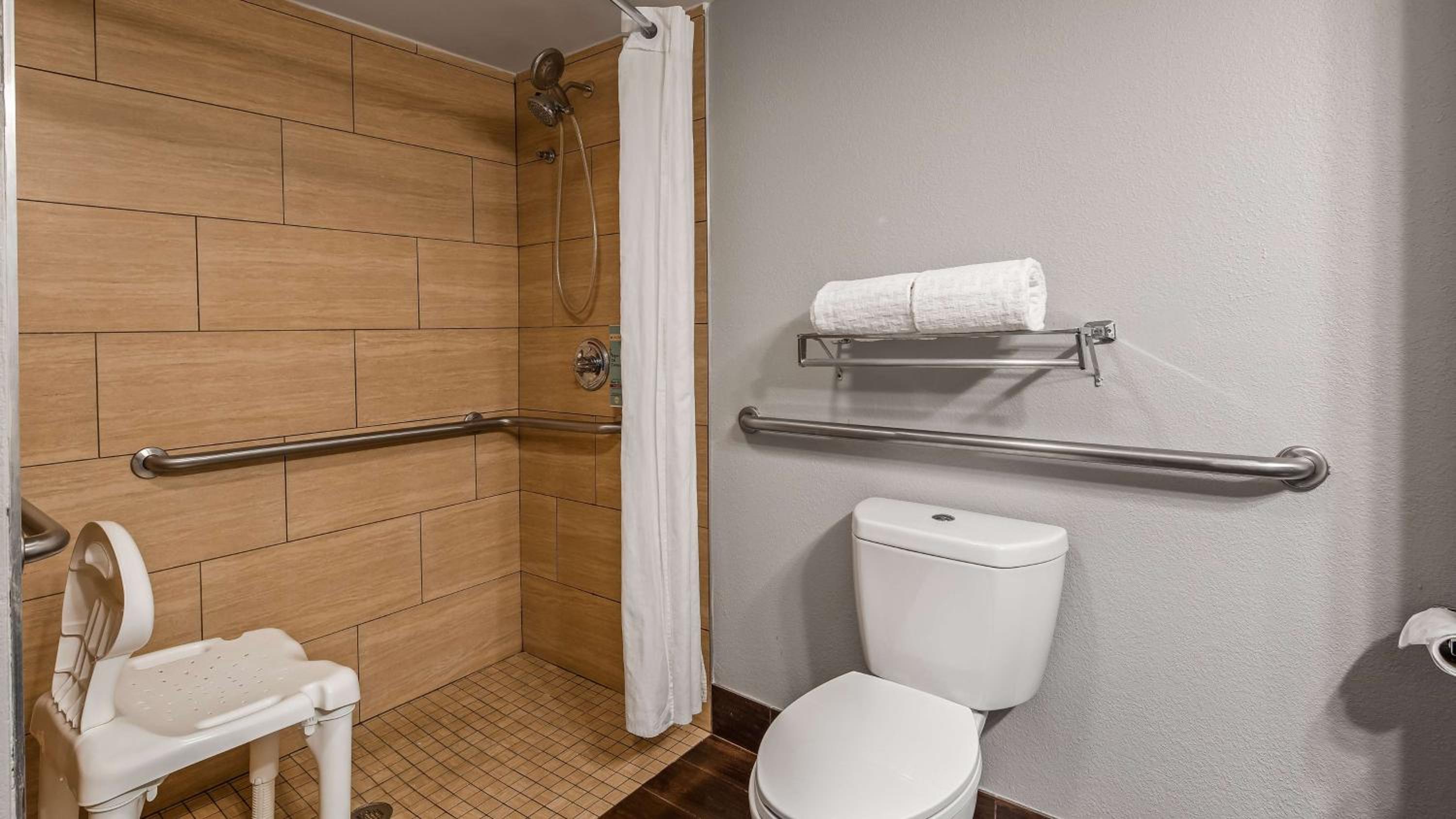 King Room with Roll-In Shower - Mobility Access - Photo 5