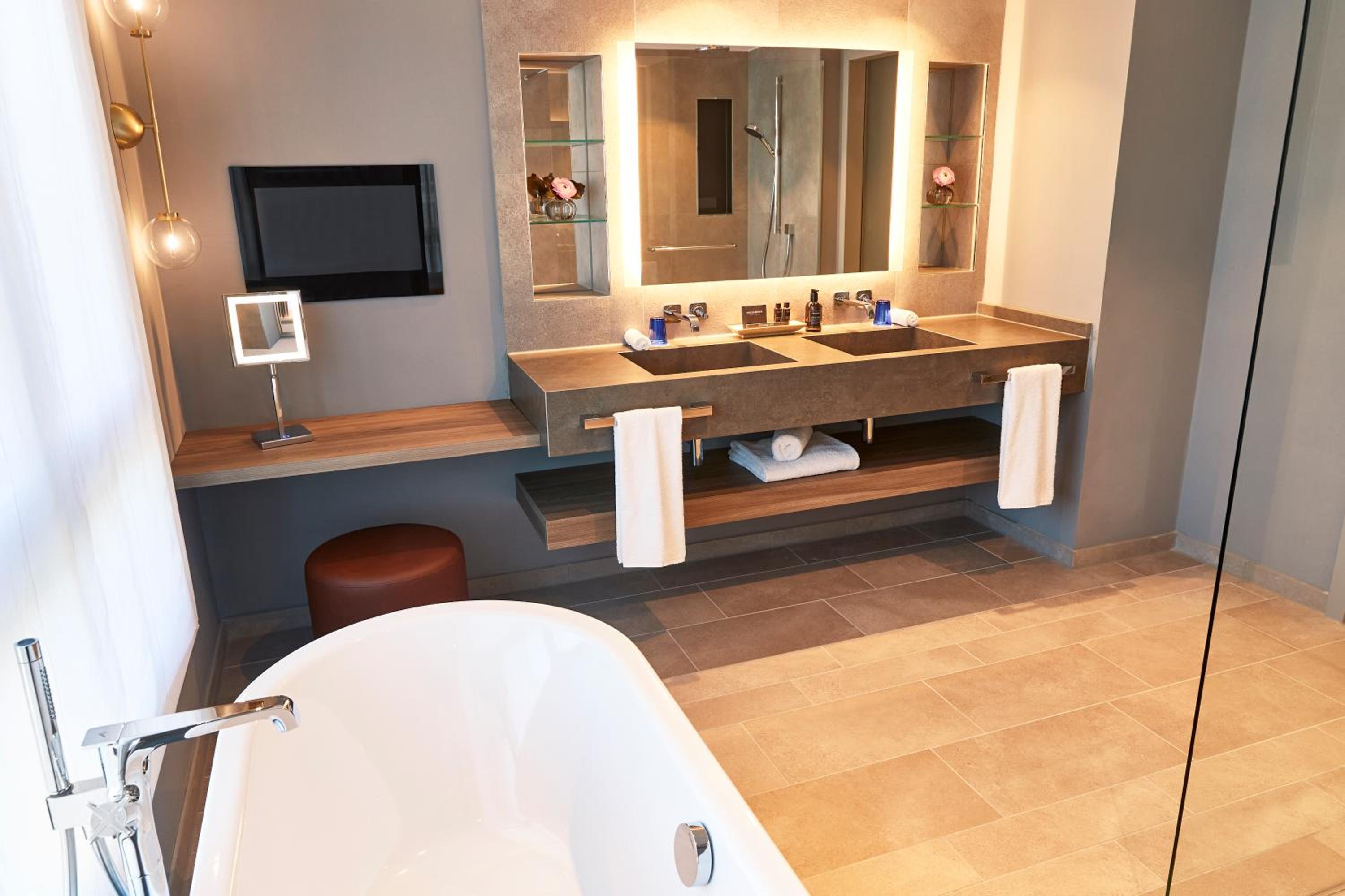 Superior Suite - Photo 6