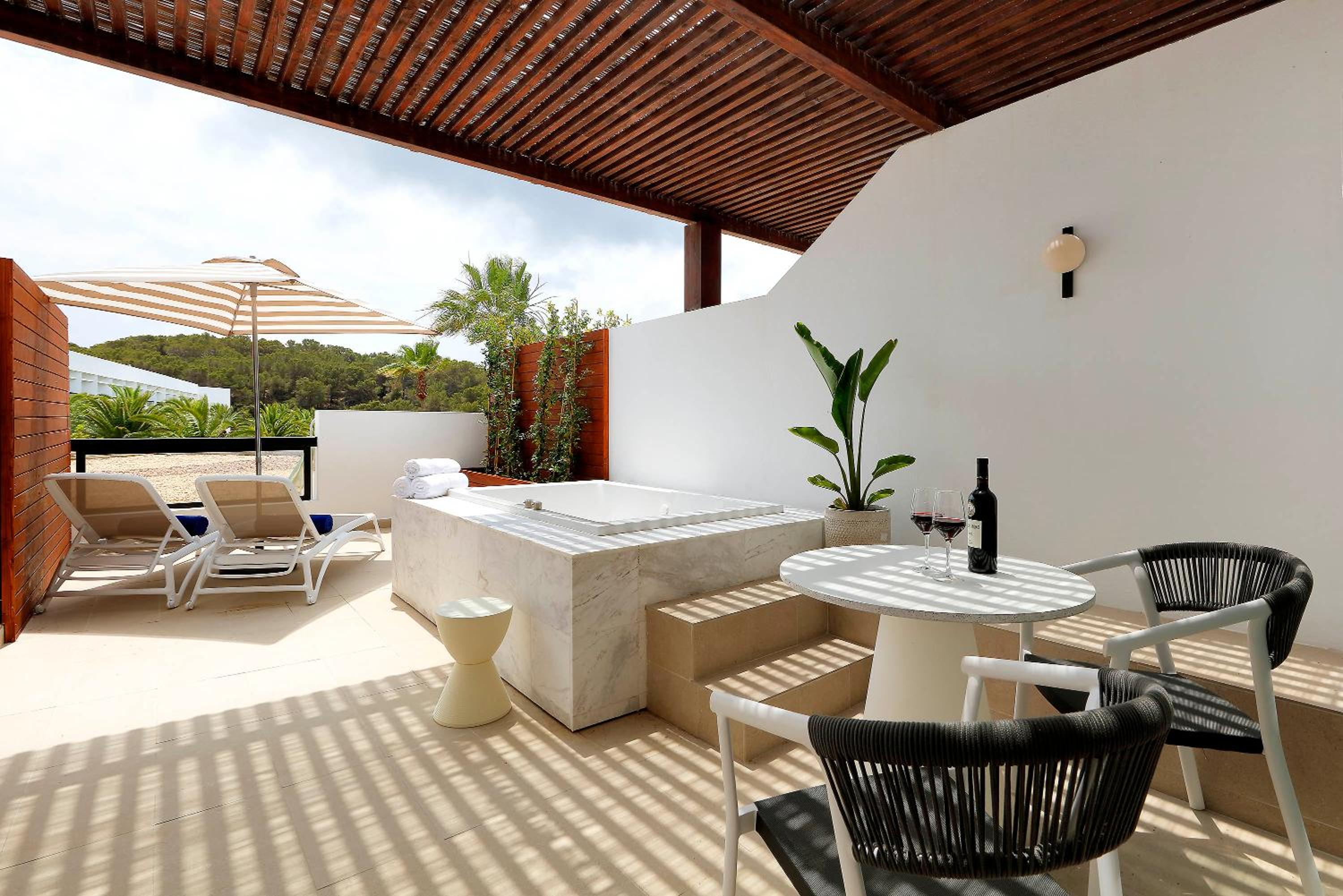 Junior Suite Jacuzzi Terrace thumbnail 5