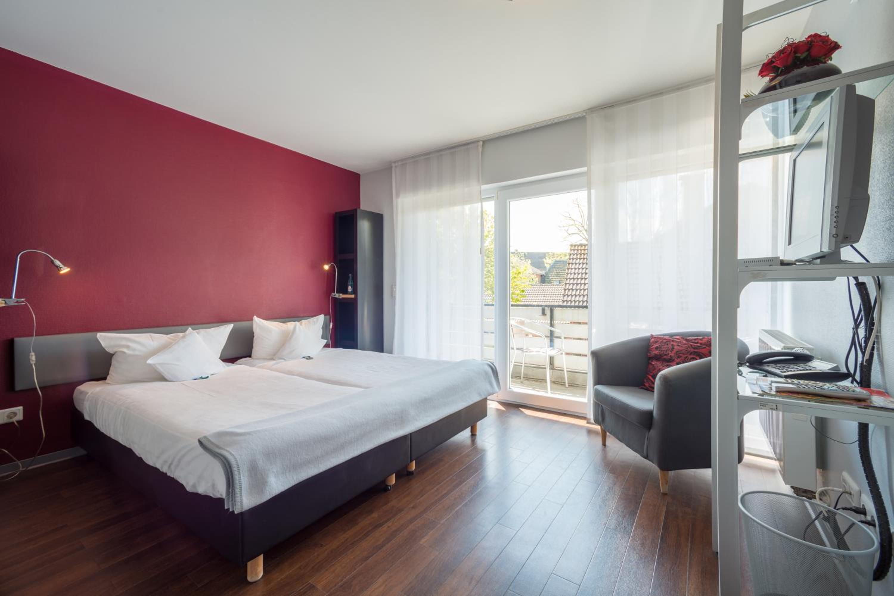 Double Room with Balcony - Photo 3