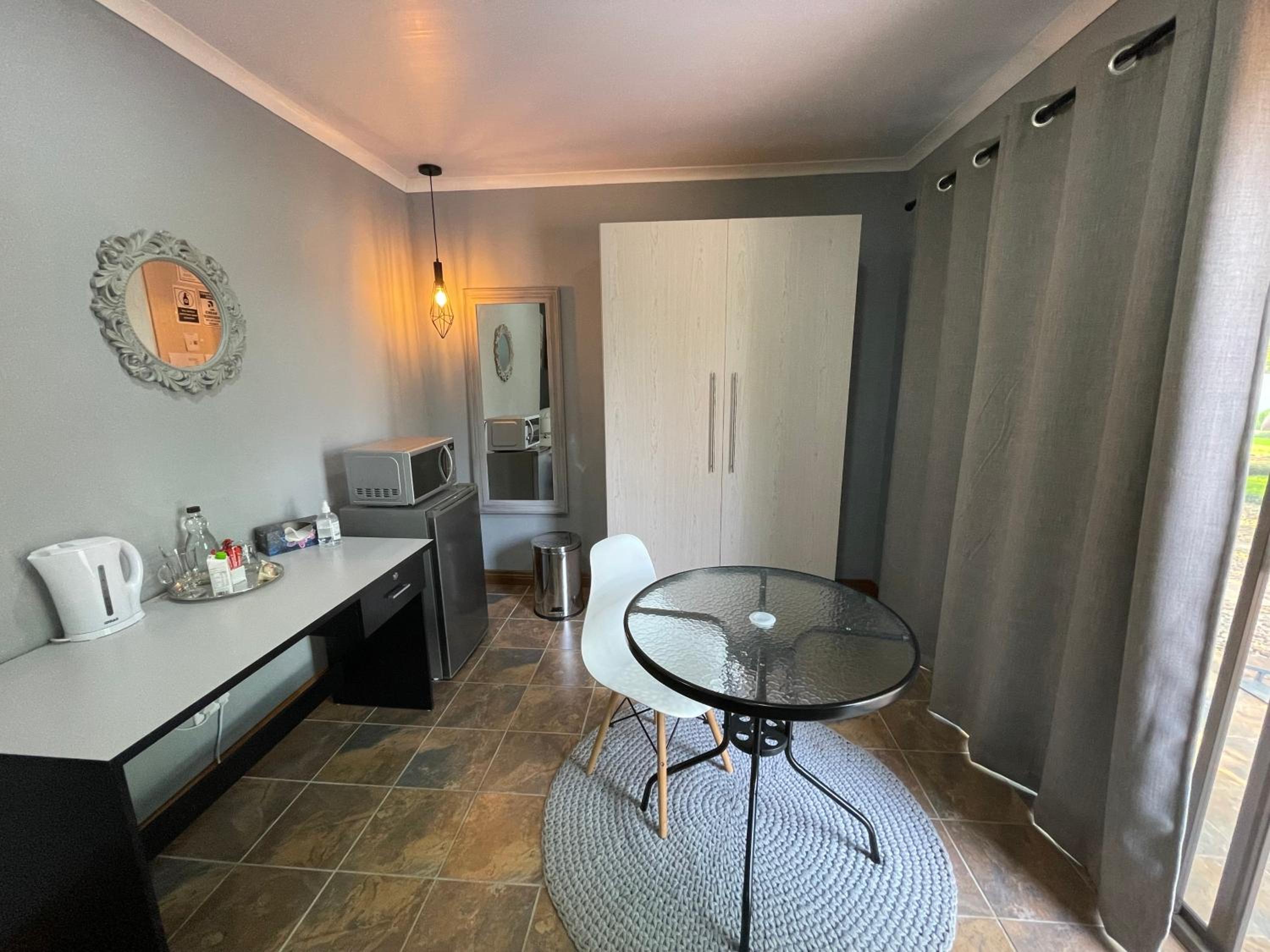 Queen Room - Disability Access photo 3