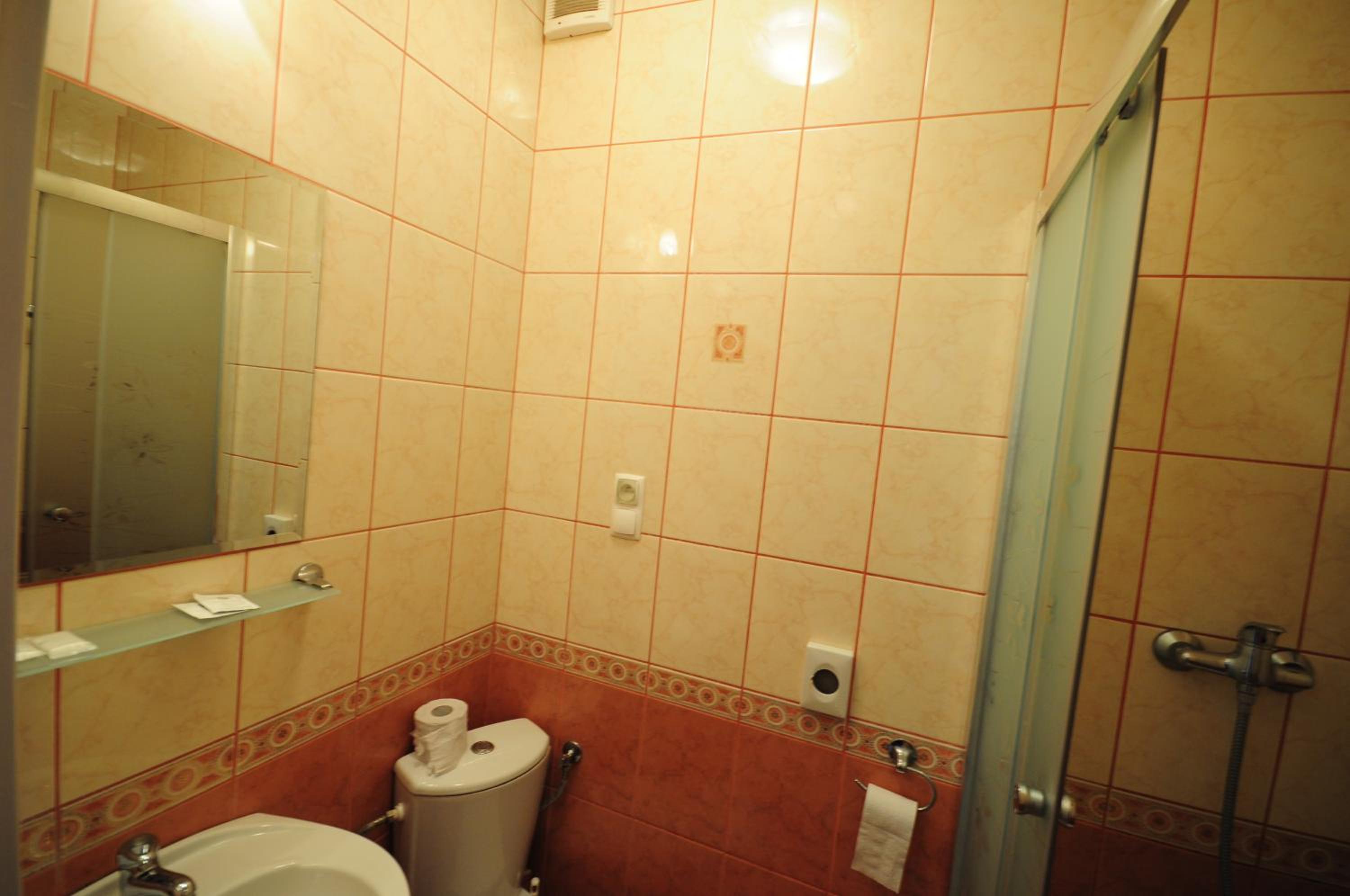 Single Room with Private Bathroom photo 3