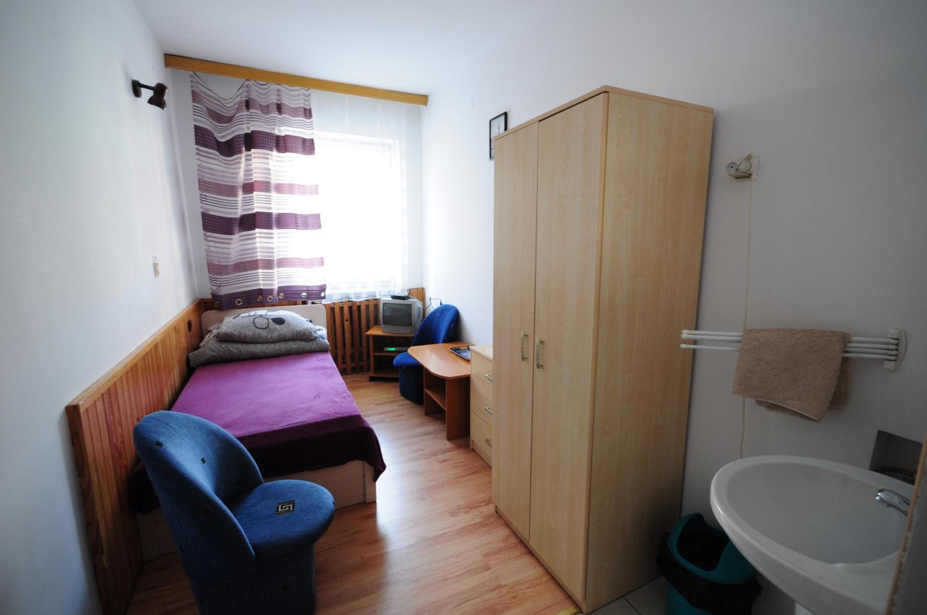 Double or Twin Room with Washbasin - Photo 3