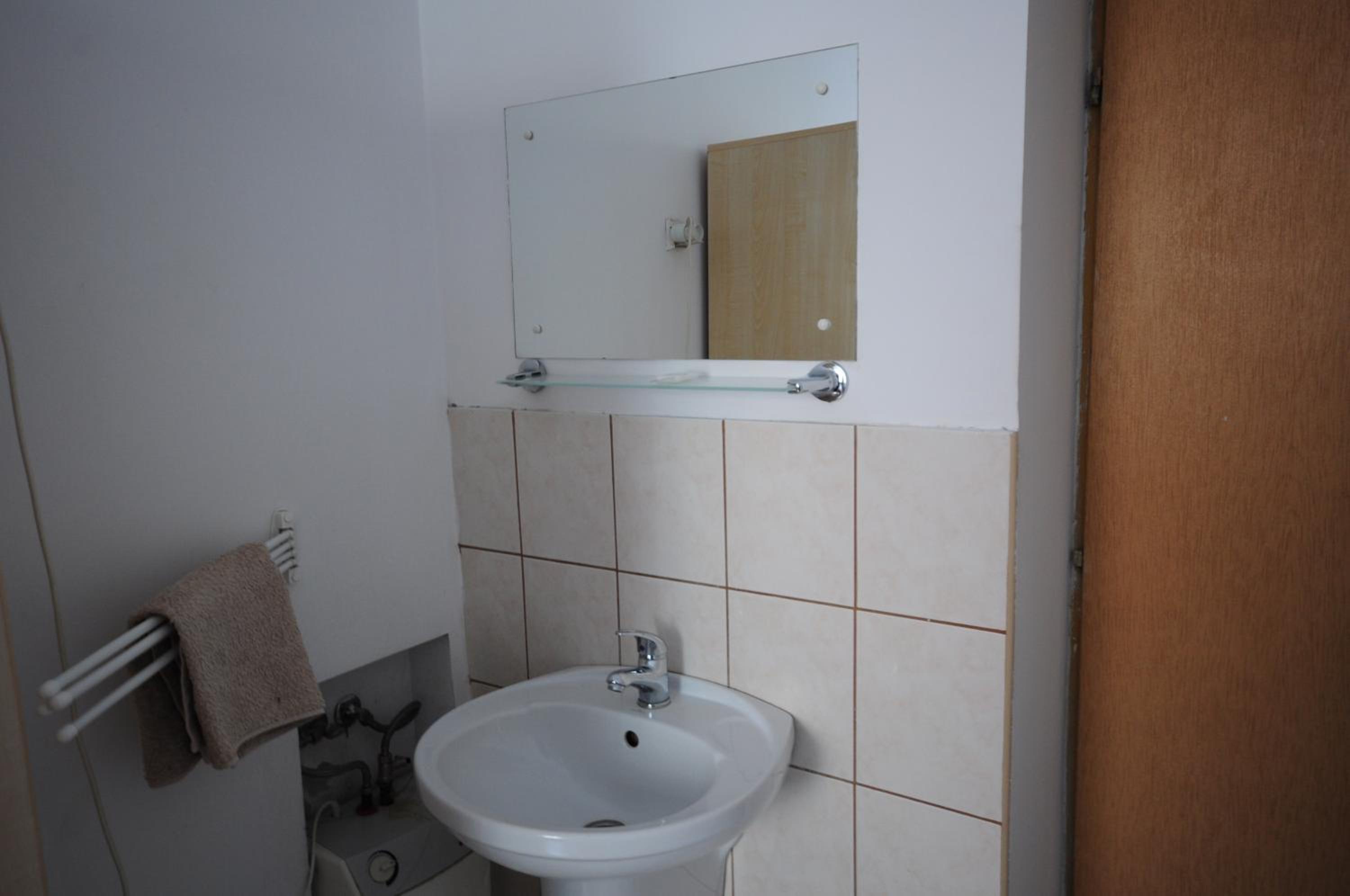 Double or Twin Room with Washbasin - Photo 4