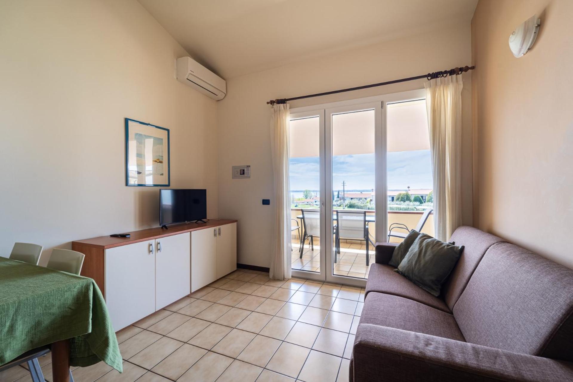 One-Bedroom Apartment with Lake View photo 1