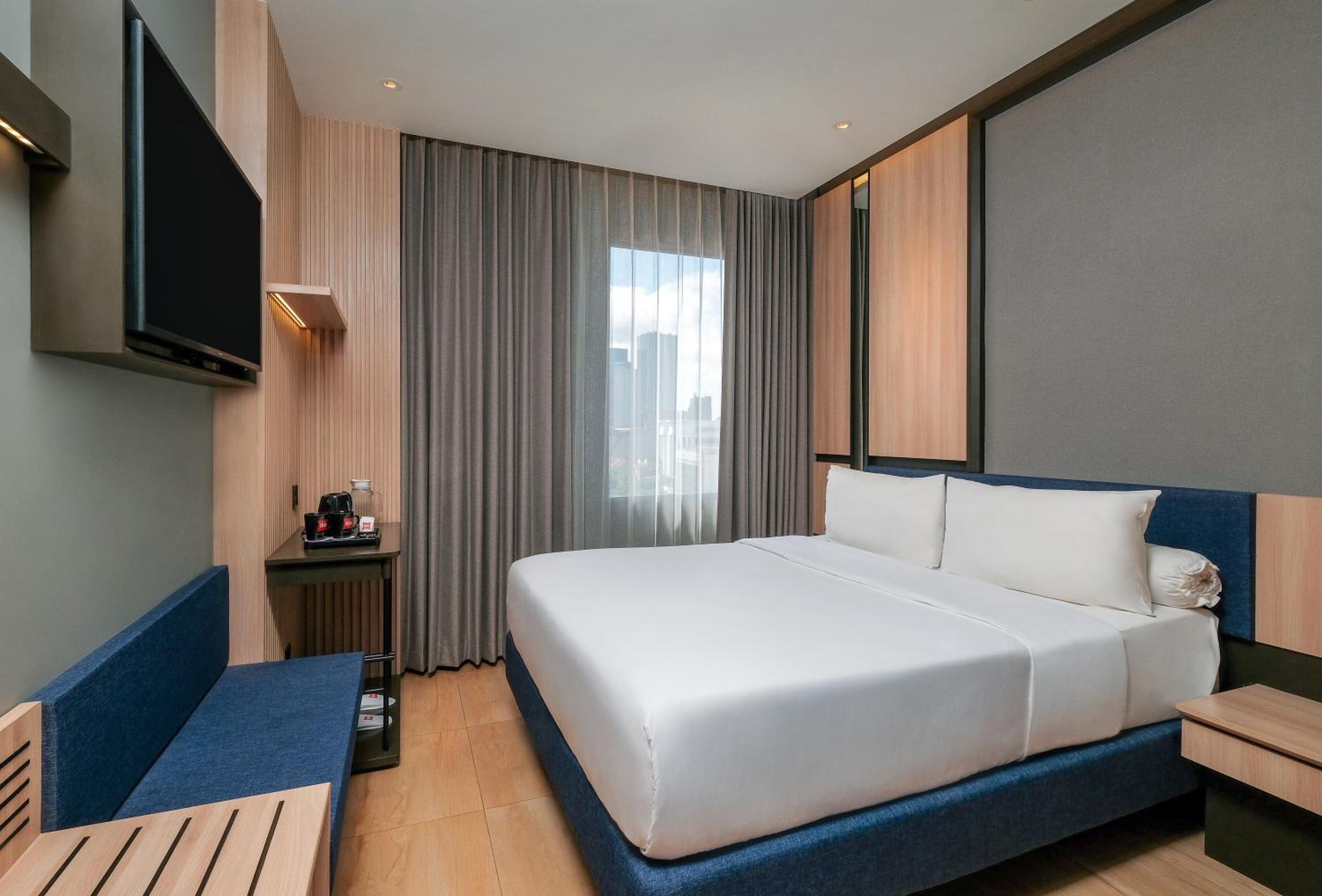 Classic Queen Room - City Side - Photo 4