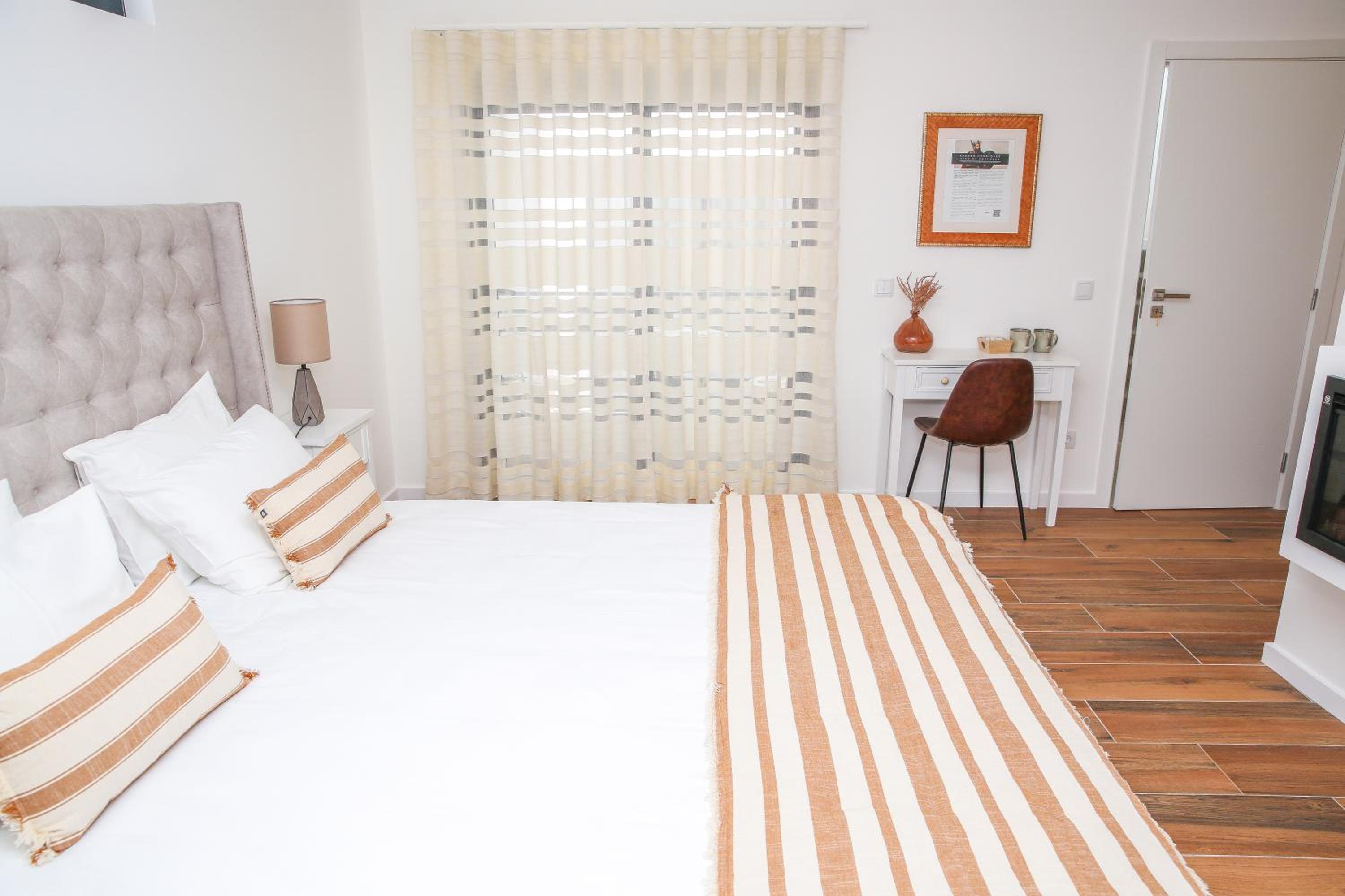 King Suite with Balcony - Photo 2