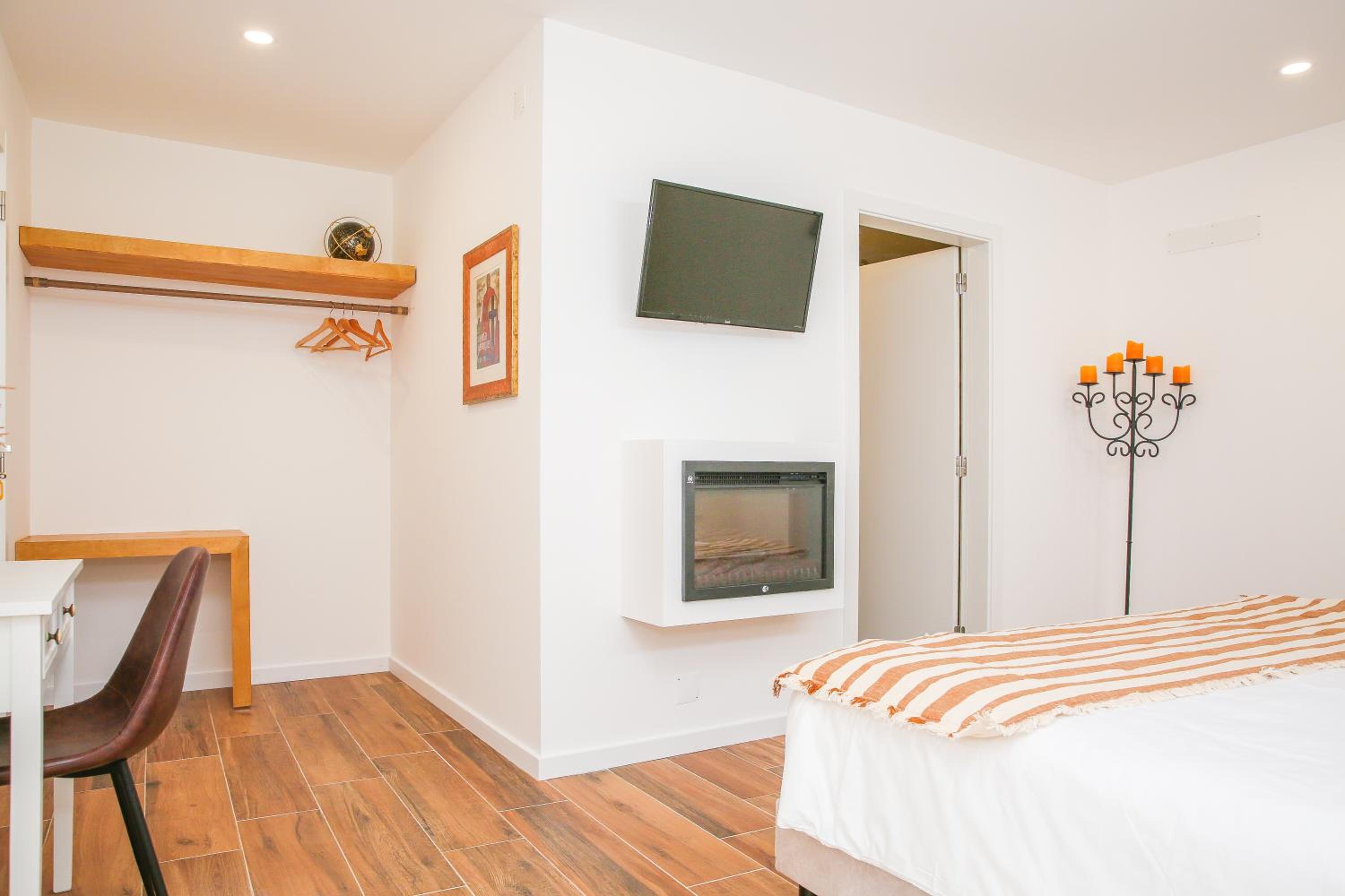 King Suite with Balcony - Photo 19
