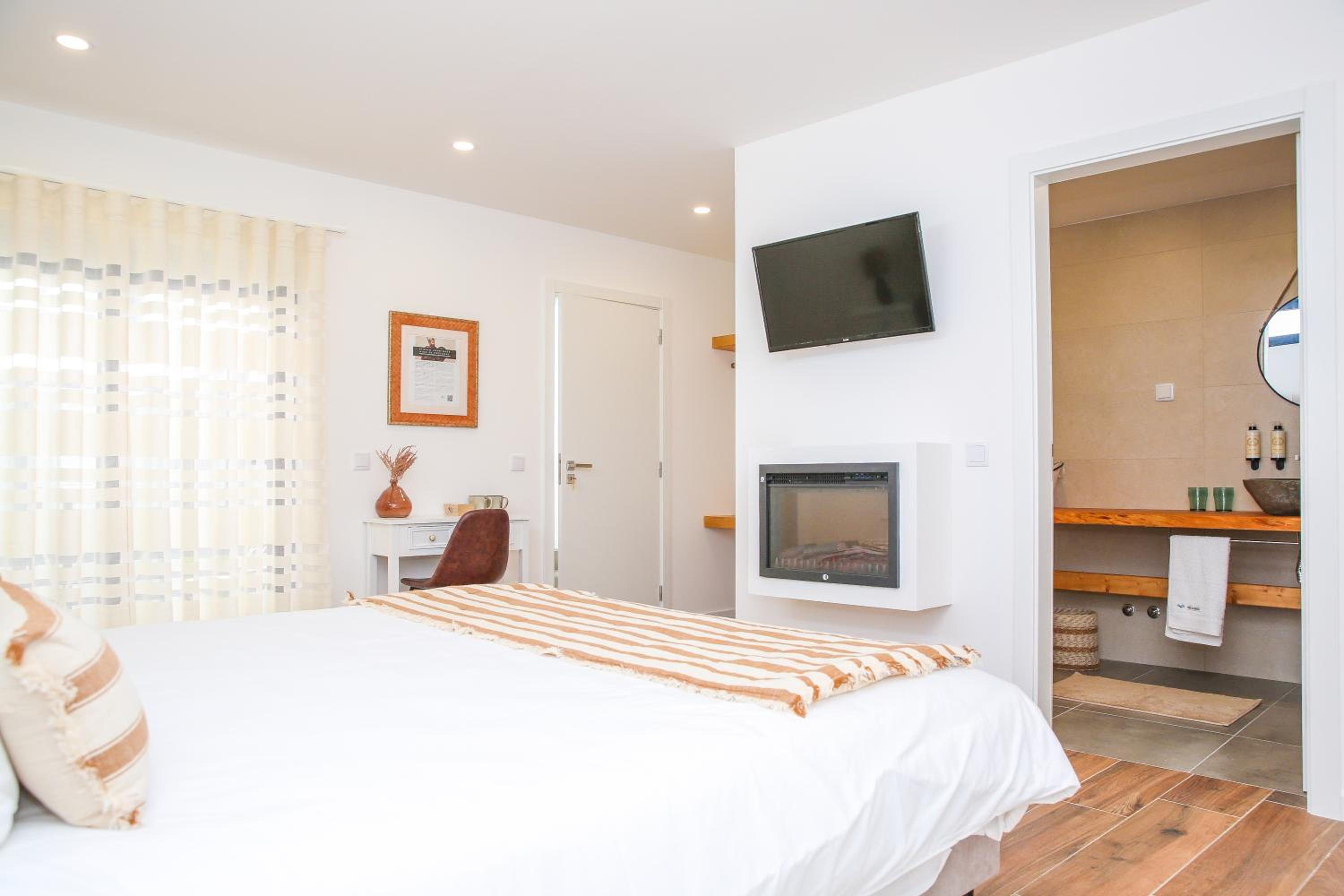 King Suite with Balcony - Photo 21