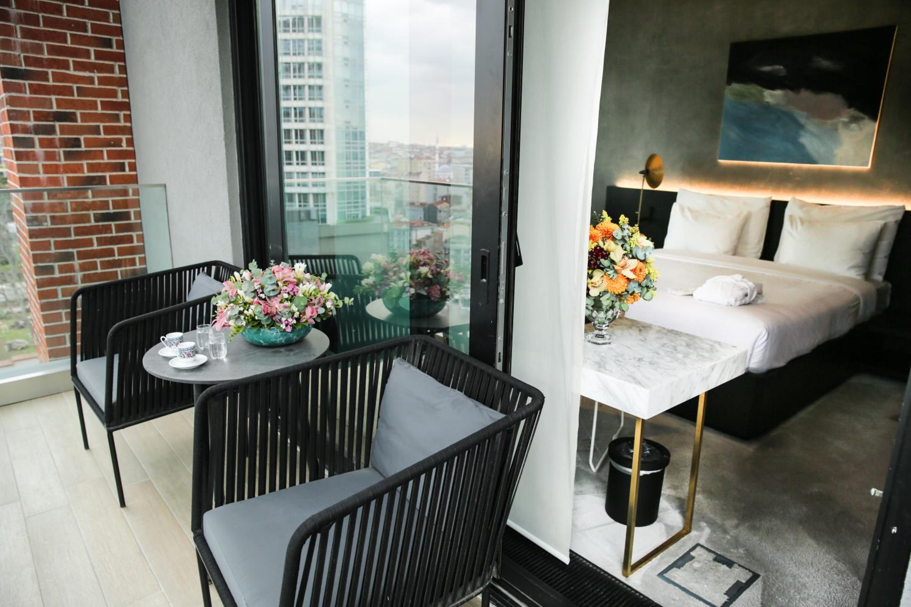 Deluxe Double Room with Balcony photo 3