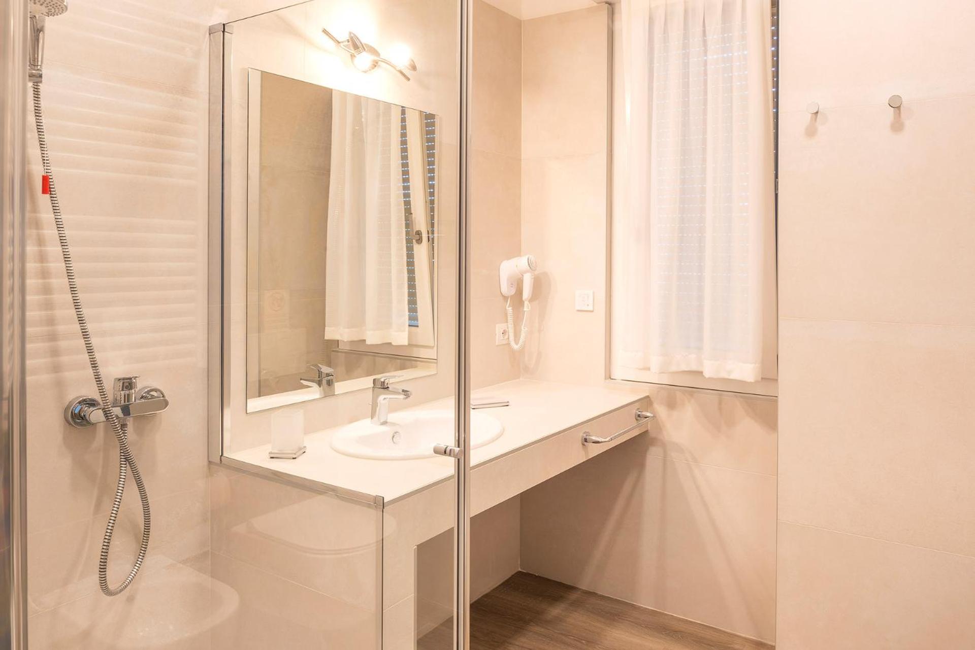 Two-Bedroom Apartment with Lake View photo 2