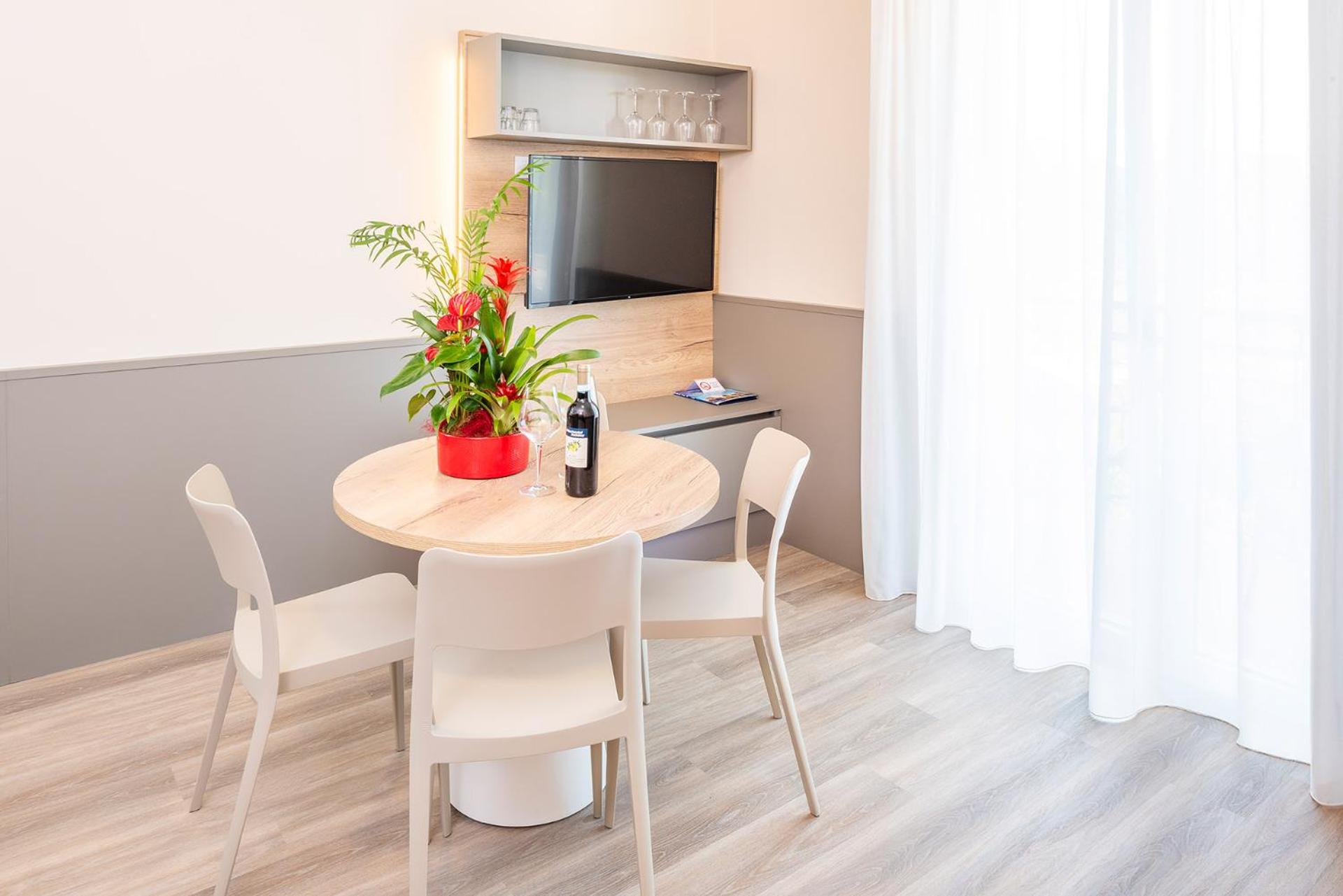 One-Bedroom Apartment with Lake View photo 3