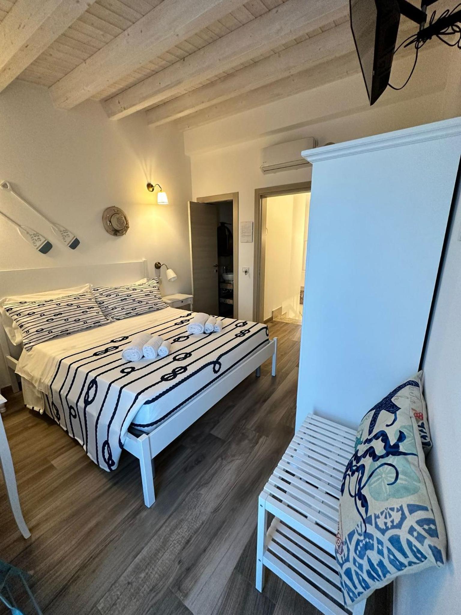 Standard King Room photo 1