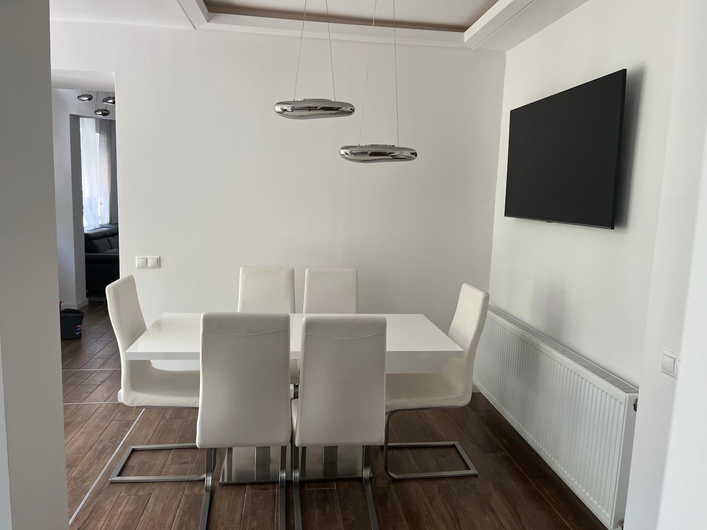 One-Bedroom Apartment - Photo 2