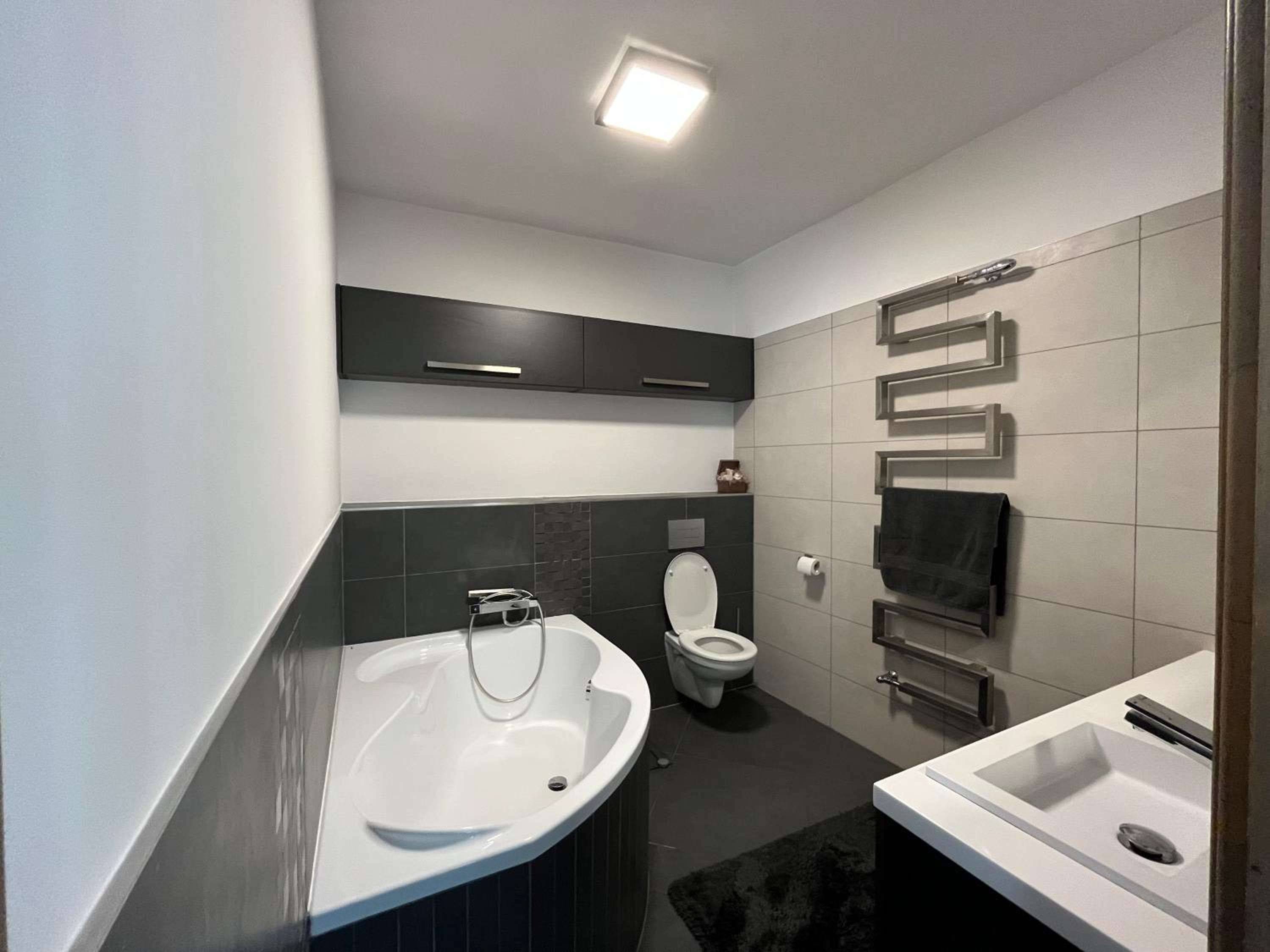 One-Bedroom Apartment - Photo 5